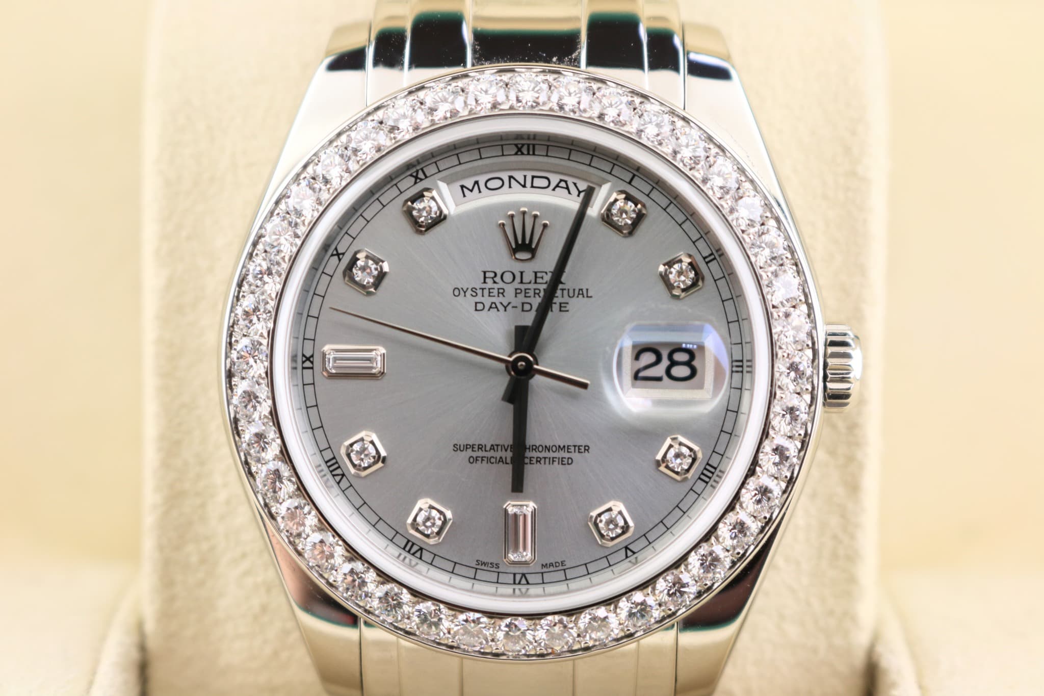 May be an image of wrist watch and text that says 'Se MONDAY MB nt ROLE OYSTER OYSTERPERITUAL PER TUAL DAY-D E I 28 VAILL SUPERLATINVEHRONOMETER OFFICIAL OFFICIALECERTIFIED…