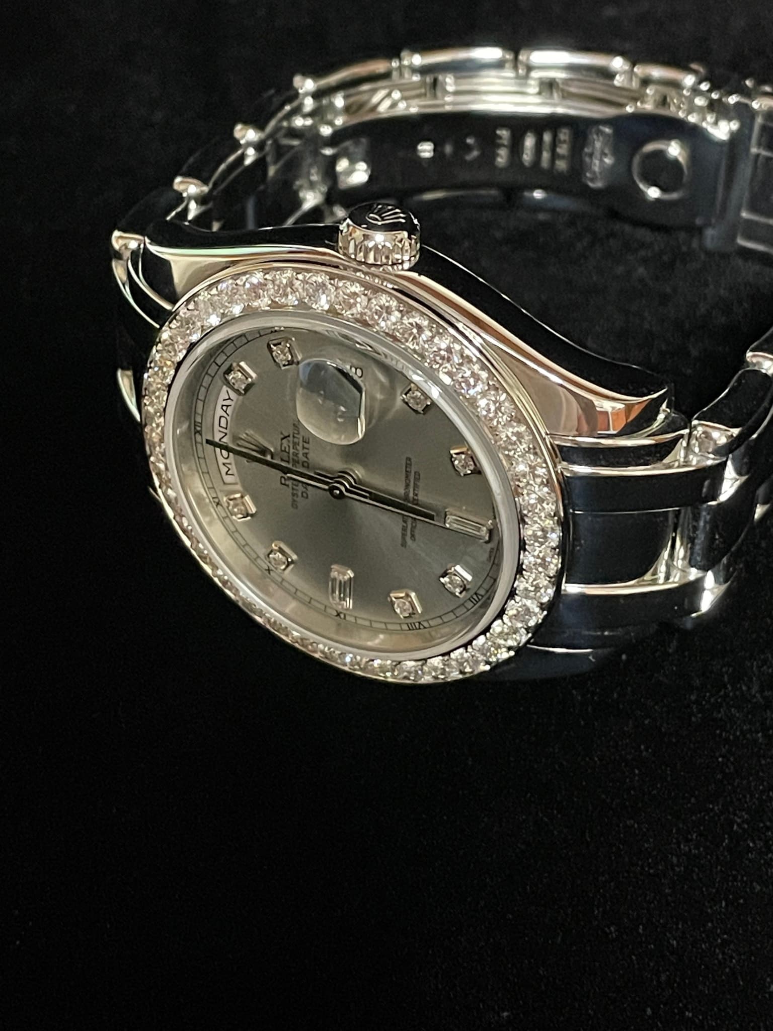May be an image of wrist watch and text that says 'NAD NDAY Mg الله ป'