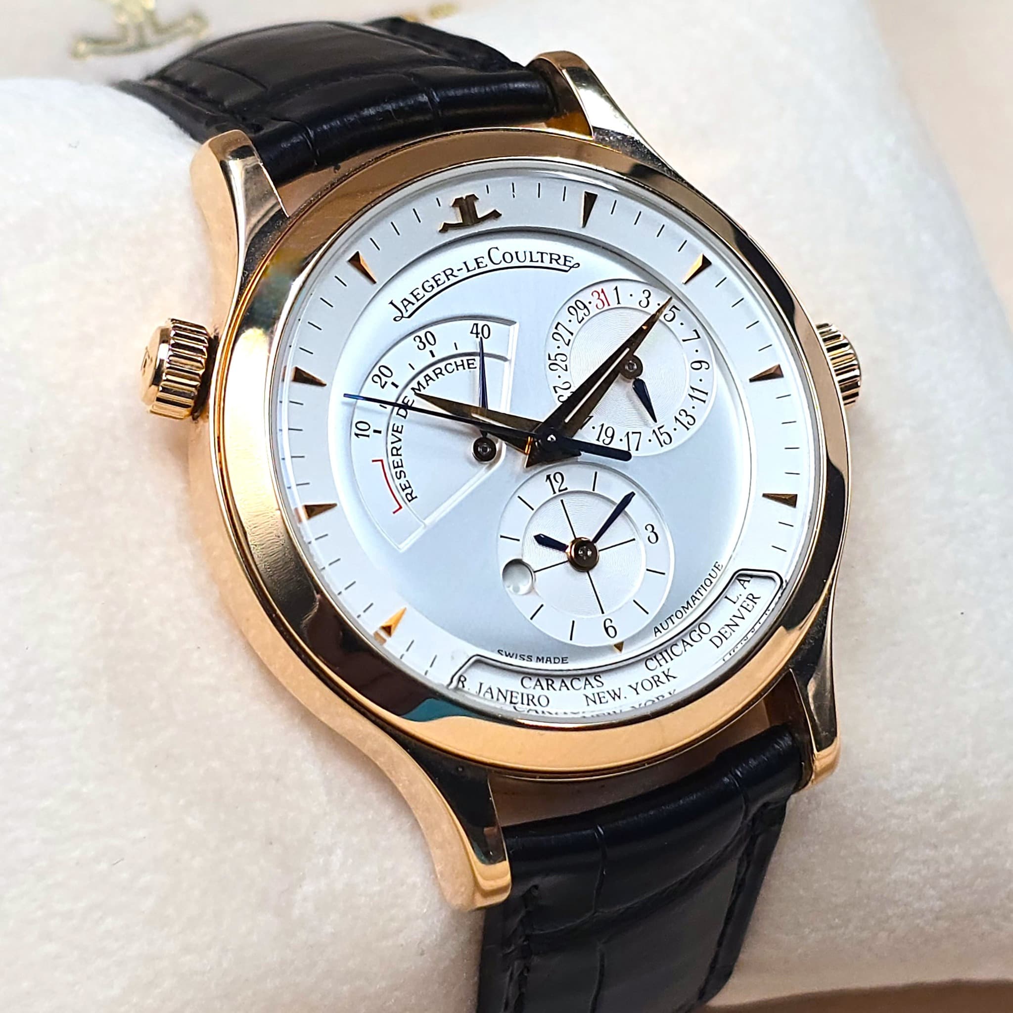 May be an image of wrist watch and text that says '3 5 JAEGER-LECOULTRE COULTRE JAEGER ARCHE 20 ث 6 ' ببتة 15 10 RESERVE ERVE 19 3 6 CHICAGO UTOMATIQDE DENVER CWIKS MADE R…