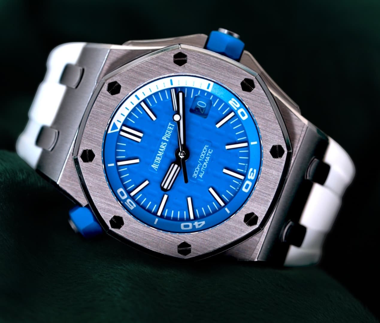 May be an image of wrist watch and text that says '2 O PIGUET AUDEMARS 16 300/ 300m/1000 AUTOMATIC OMATI 1000rt O 5 ジ O 40 H 4'