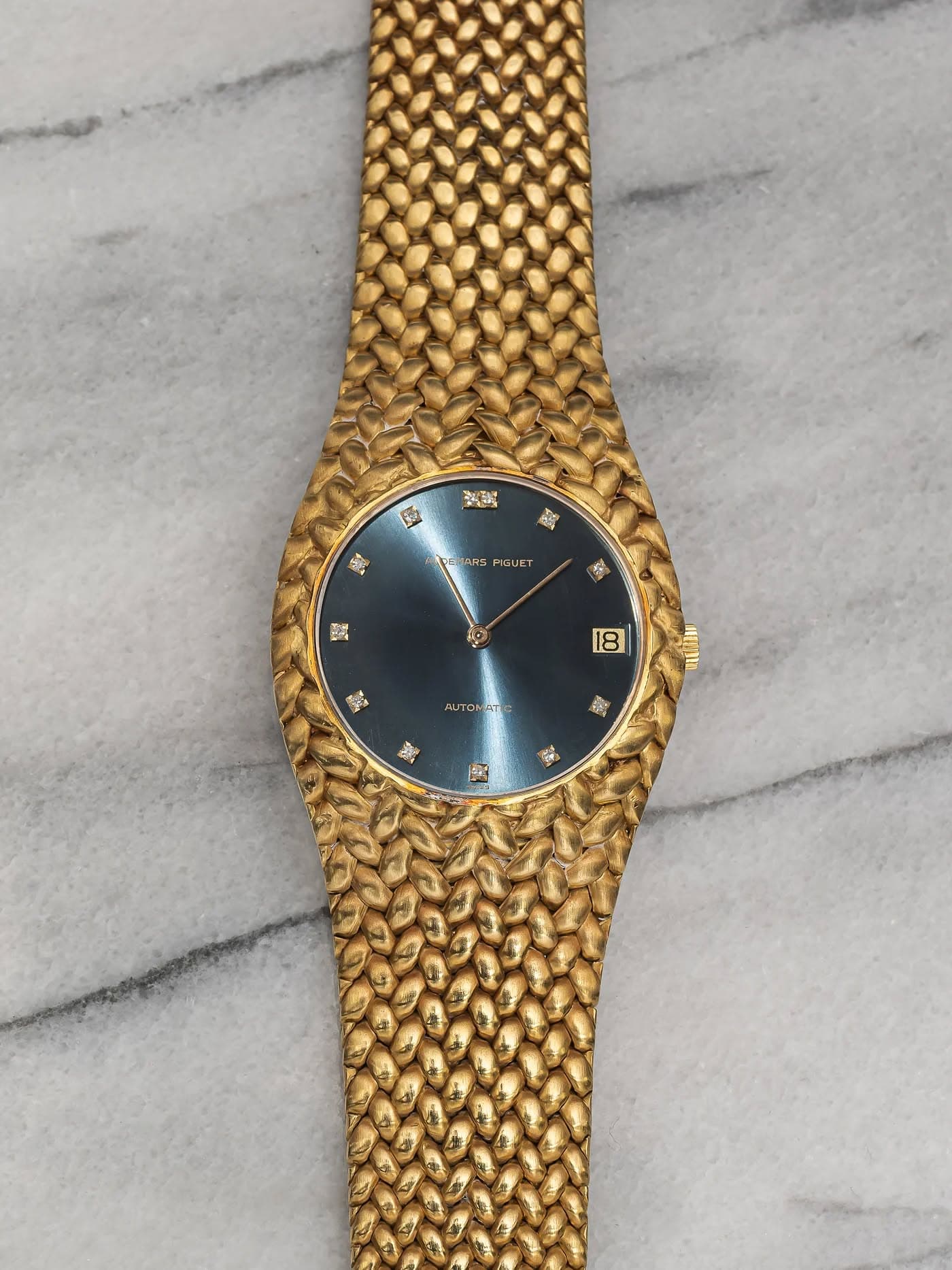 May be an image of wrist watch and text that says '新選 ARS RG PIGUET 装 團 18 UTOMAT UIAI 驚'
