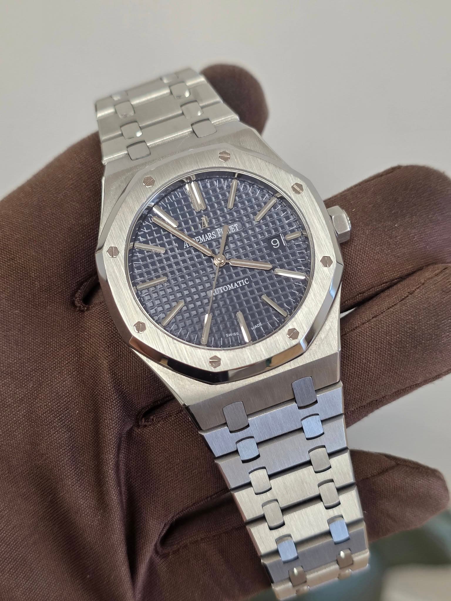 May be an image of wrist watch and text that says 'VUi EMARS VET y6A 9 9 UTOMATIC'