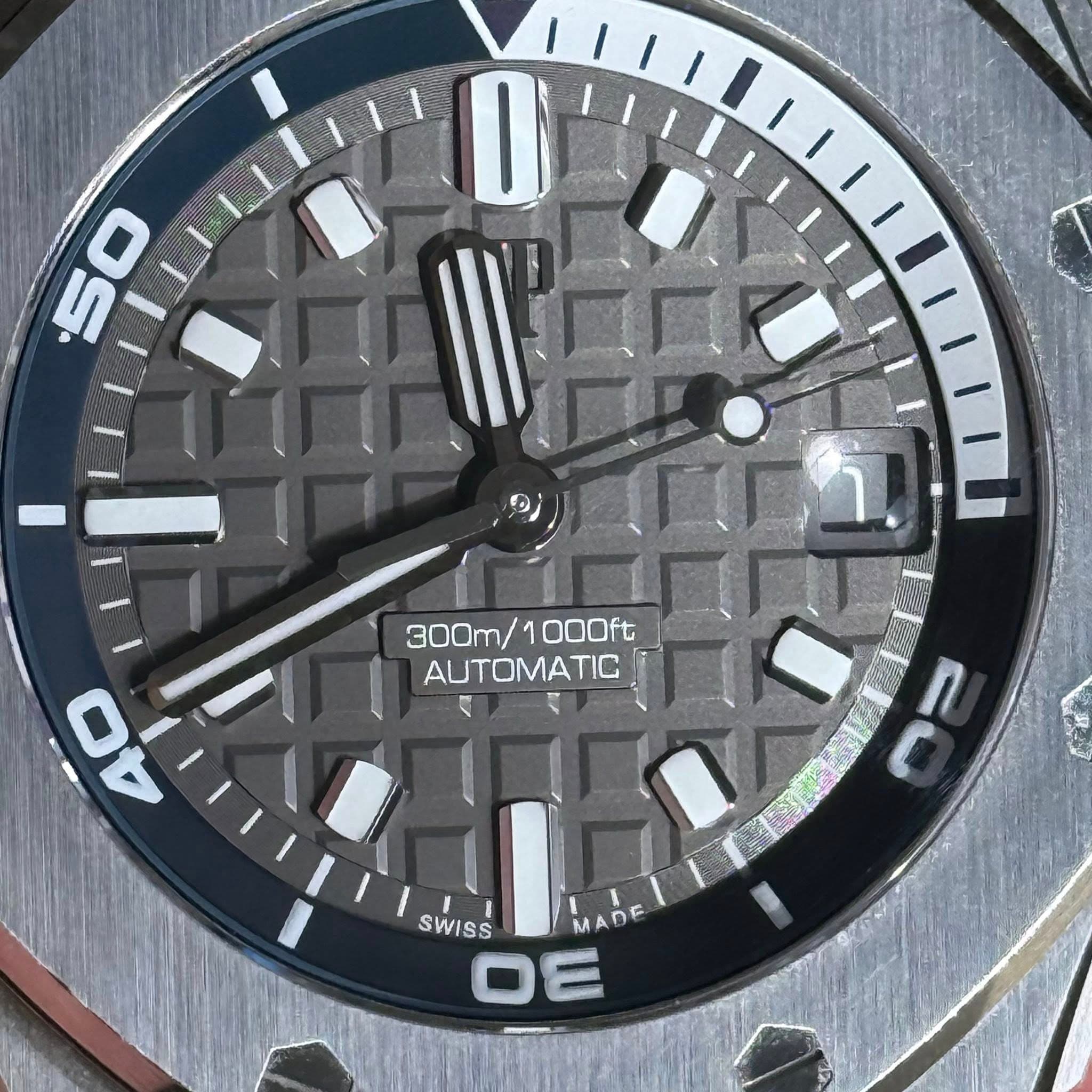 May be an image of wrist watch and text that says '5P 300m/1 300m/1000ft 1 OOOft 1 AUTOMATIC SWISS MADE DE'