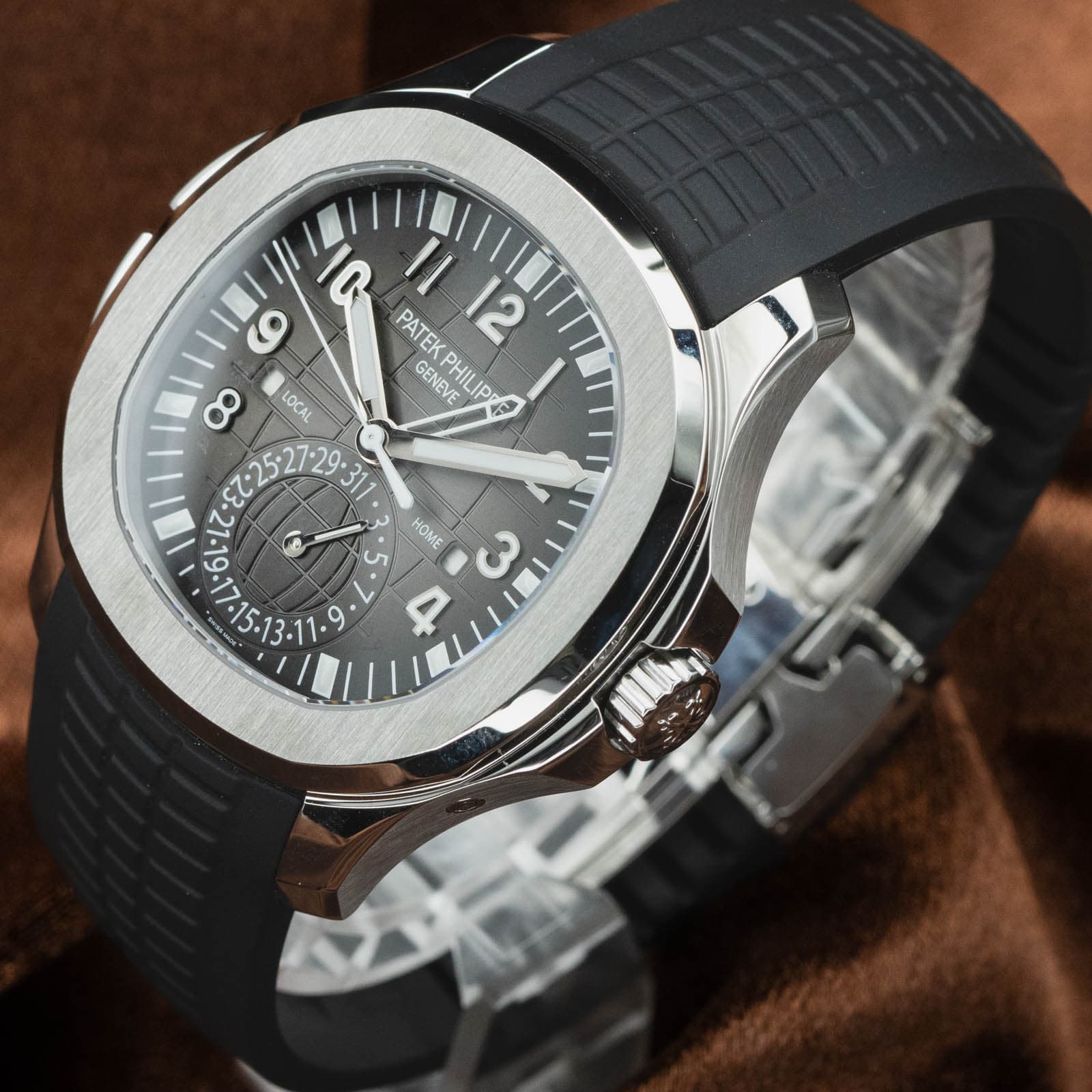 May be an image of digital watch and text that says 'I0 I1 12 9 PATE PATEKHILD CEN 8 LOCAL GENEVE PHI NEVE E2252729 و 6 OME MM ಬ'