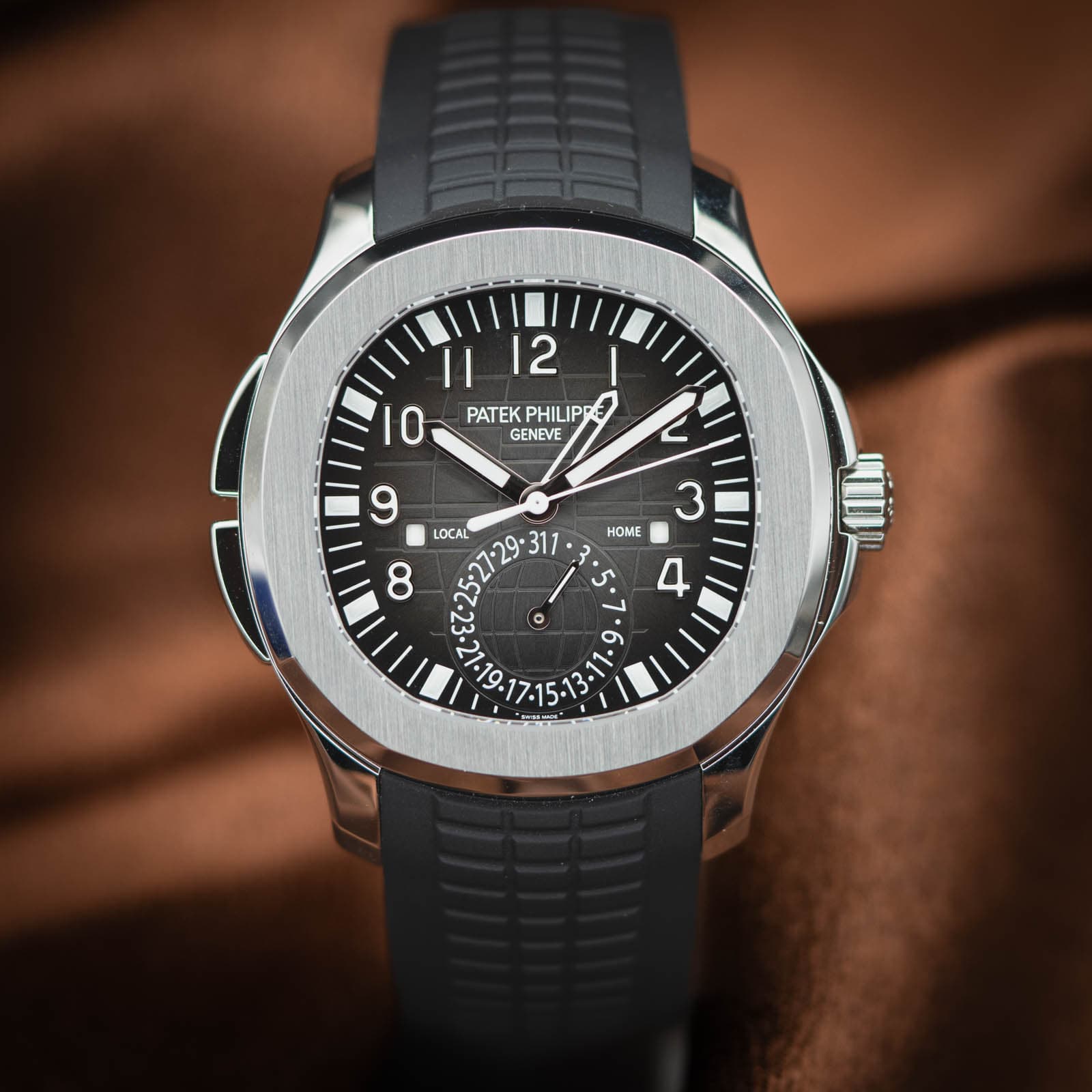 May be an image of wrist watch and text that says 'II 12 0 PATEKPHILIPE GENEVE PATEK PHILIPRE 9 LOCAL レ HOME فف 4 ٧ 6 ل 1. O 21.10'