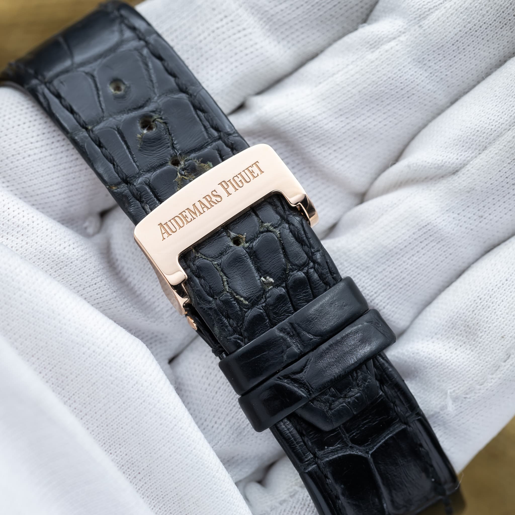 May be an image of wrist watch, leather and text that says 'AUDEMARSPIGUET PIGUET PIGUET AUDEMARS'