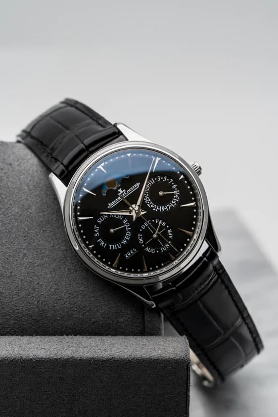 May be an image of wrist watch and text that says "۳ ጠ COULTRY 13و 6 6. G a 1 خ JAKGER 19 SAT D ED OCT AUG 완 PL 6"