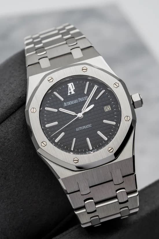 May be an image of wrist watch and text that says "A AUDEMARSPIGUET PIGUET //۱ ET AUDEMARS PIG 16 e AUTOMATIC AUTOMATIC D"