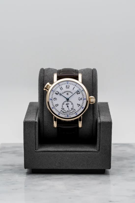 May be an image of wrist watch and text that says "IT И 12 HNG MRONOSIT a WISY G G 45 6ా f O 10 σ 4 육 C -0-"