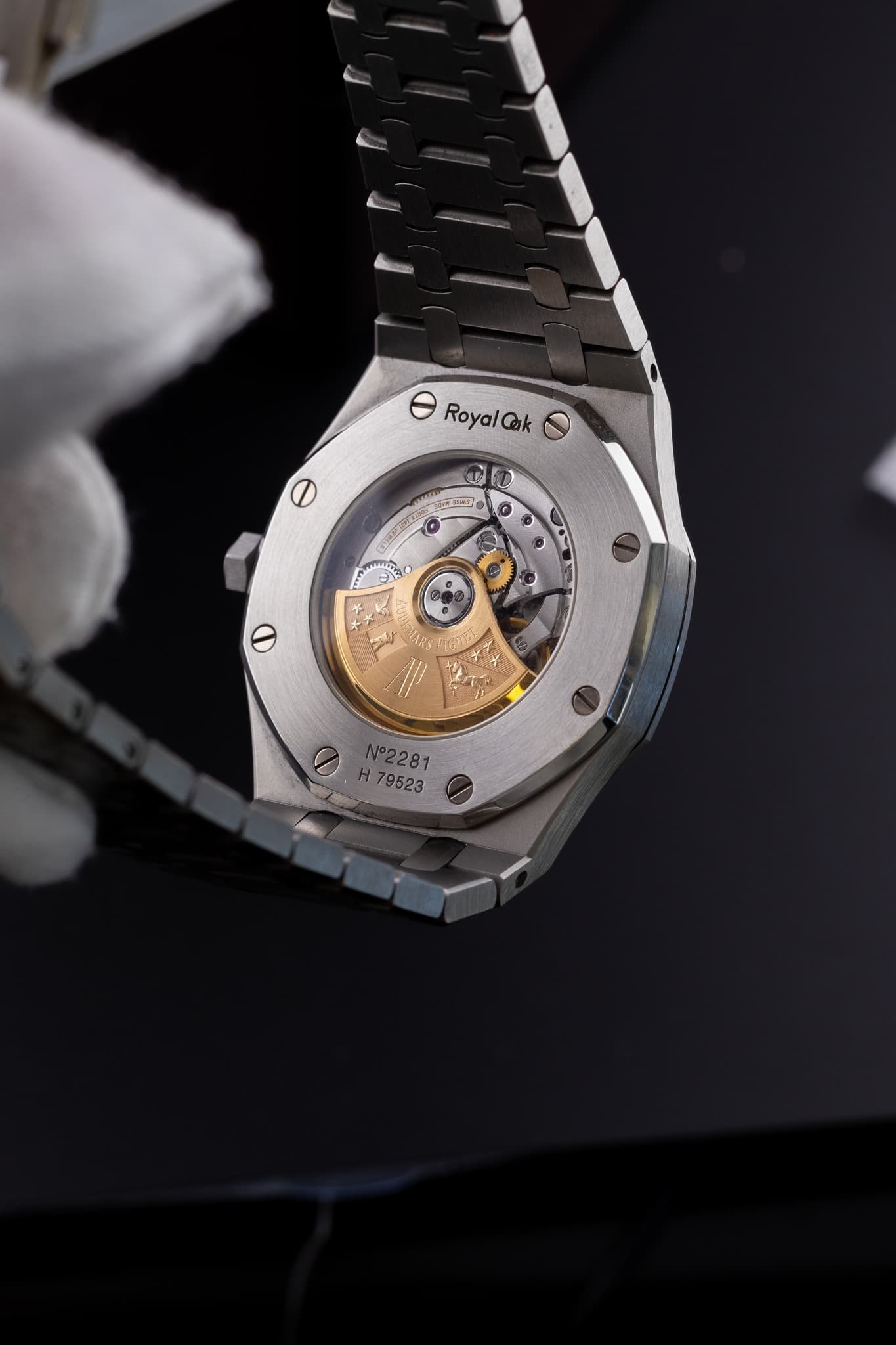 May be an image of wrist watch and text that says 'Θ RoyalQk ድድክክ 한농g 6 、 e 47 N22 102281 N° '
