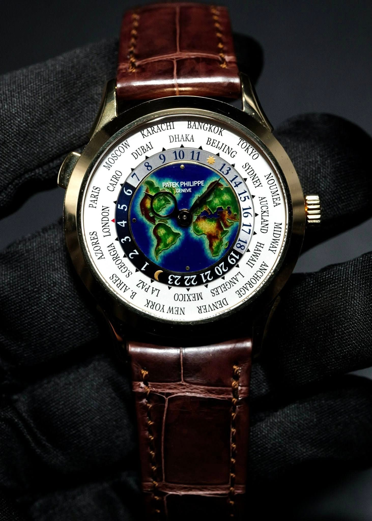 May be an image of map, wrist watch and text that says 'PATEK PHILPPE GENEVE KARACHI DHAKA BEIJING TOKYO BANGKOK MOSCOW DUBAI 9 10 CAIRO 1314 13 SYDNEY NOUMEA PARIS 15 ぞー AUCKLAND…