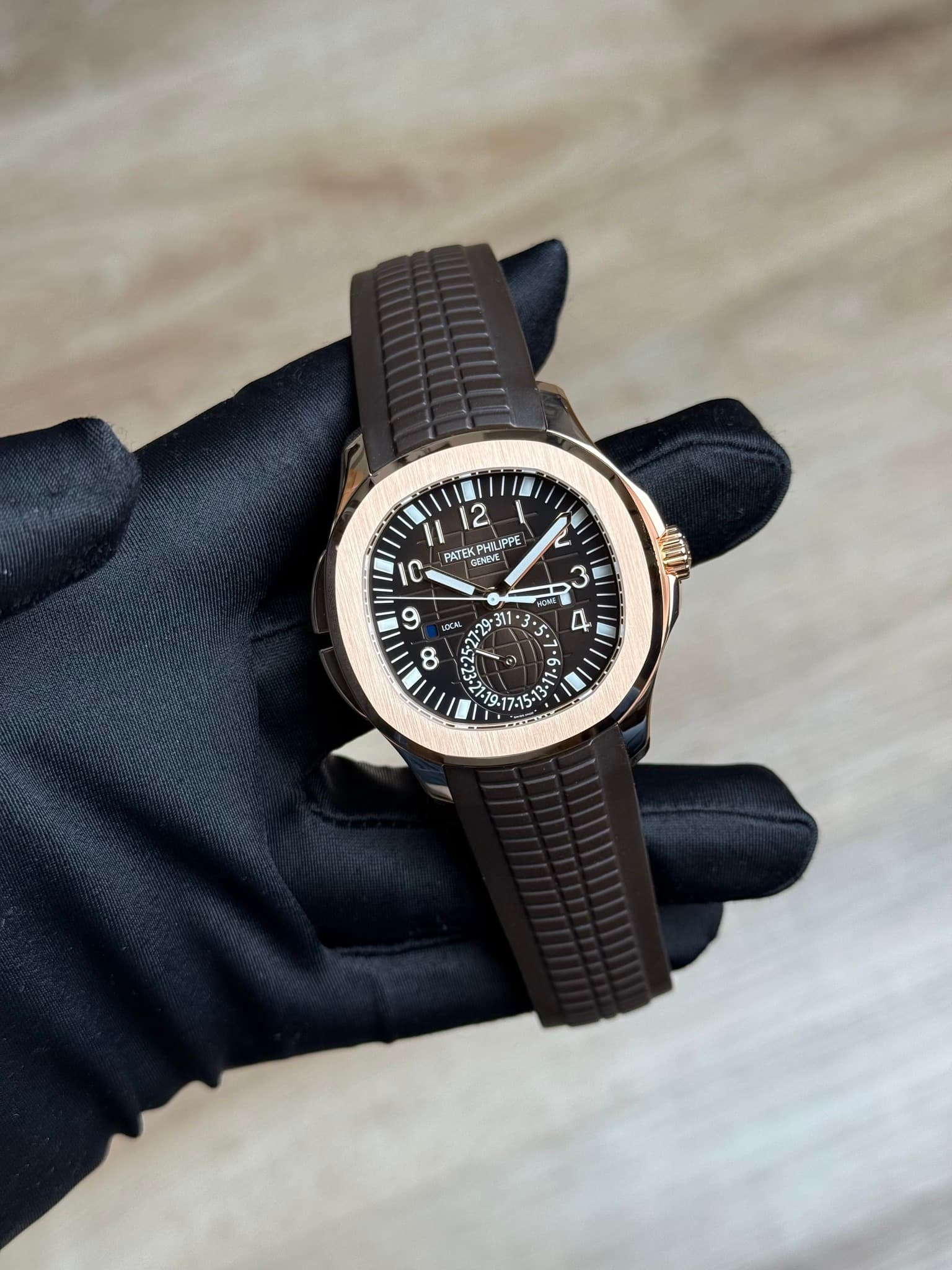 May be an image of wrist watch and text that says 'и 2 PATEKPHAJPPE P/yE PATEKP IC መትዶ F 6 ထ ထ 0 t - 1L'