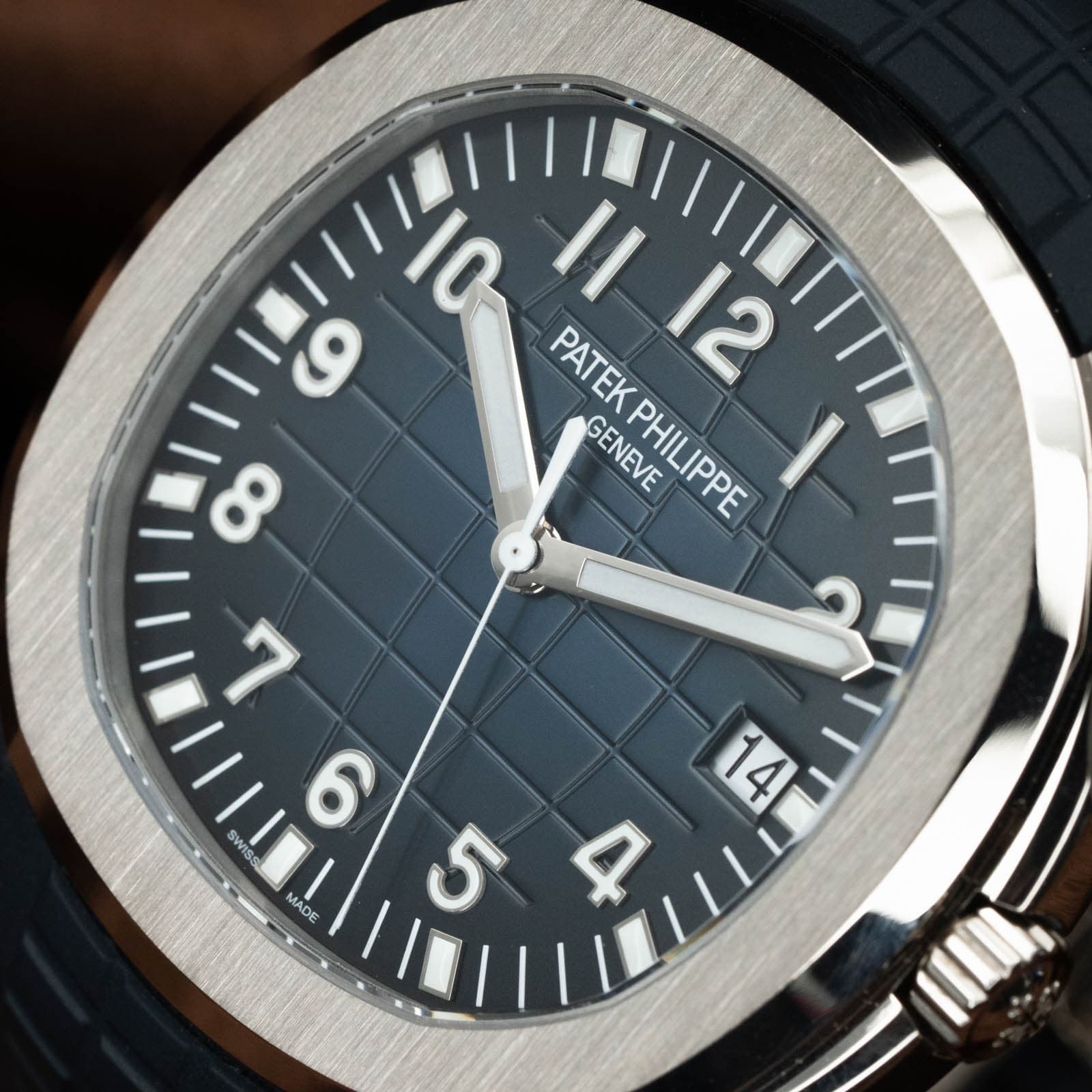 May be an image of wrist watch and text that says '10 II 12 و PATEK 8 GENEVE PATEKPHILIPPE IPPE PHILIPPE 7 SW SWISS SW SWI 6 SOL မ် Mve MADE 5 14'