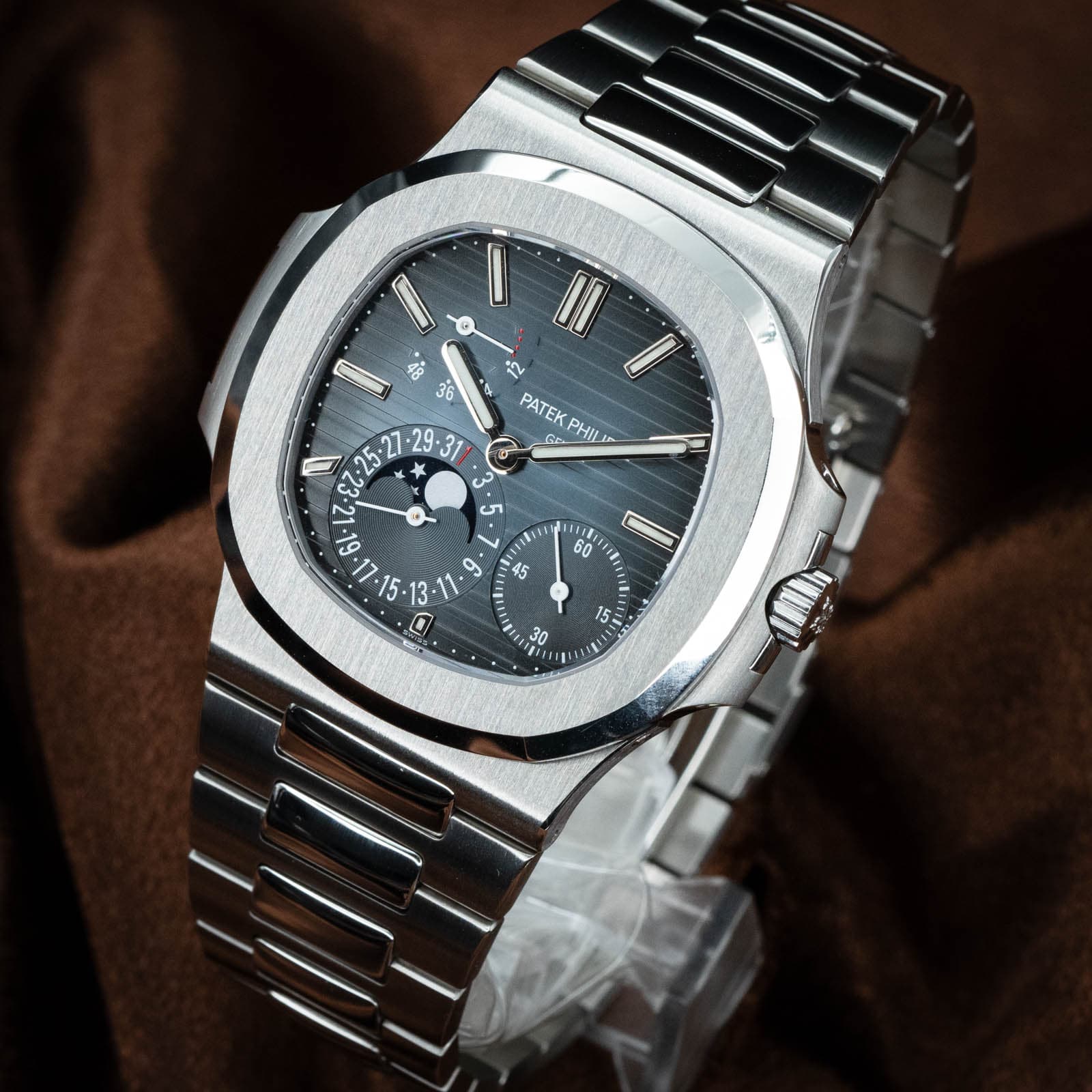 May be an image of wrist watch and text that says 'o PATEK ๓๖ PHILI PATEKPHILI a L 27-29.31 g ဟာ D2 '