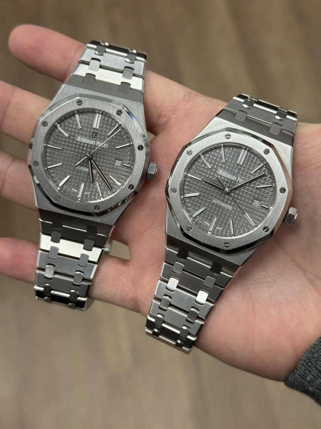 May be an image of wrist watch and text that says 'AUDEMARS PIYCET ЛyTOK 1C ស / ABEESAK Pira AUDEMARS 6 AUTOMATIC 20 M'