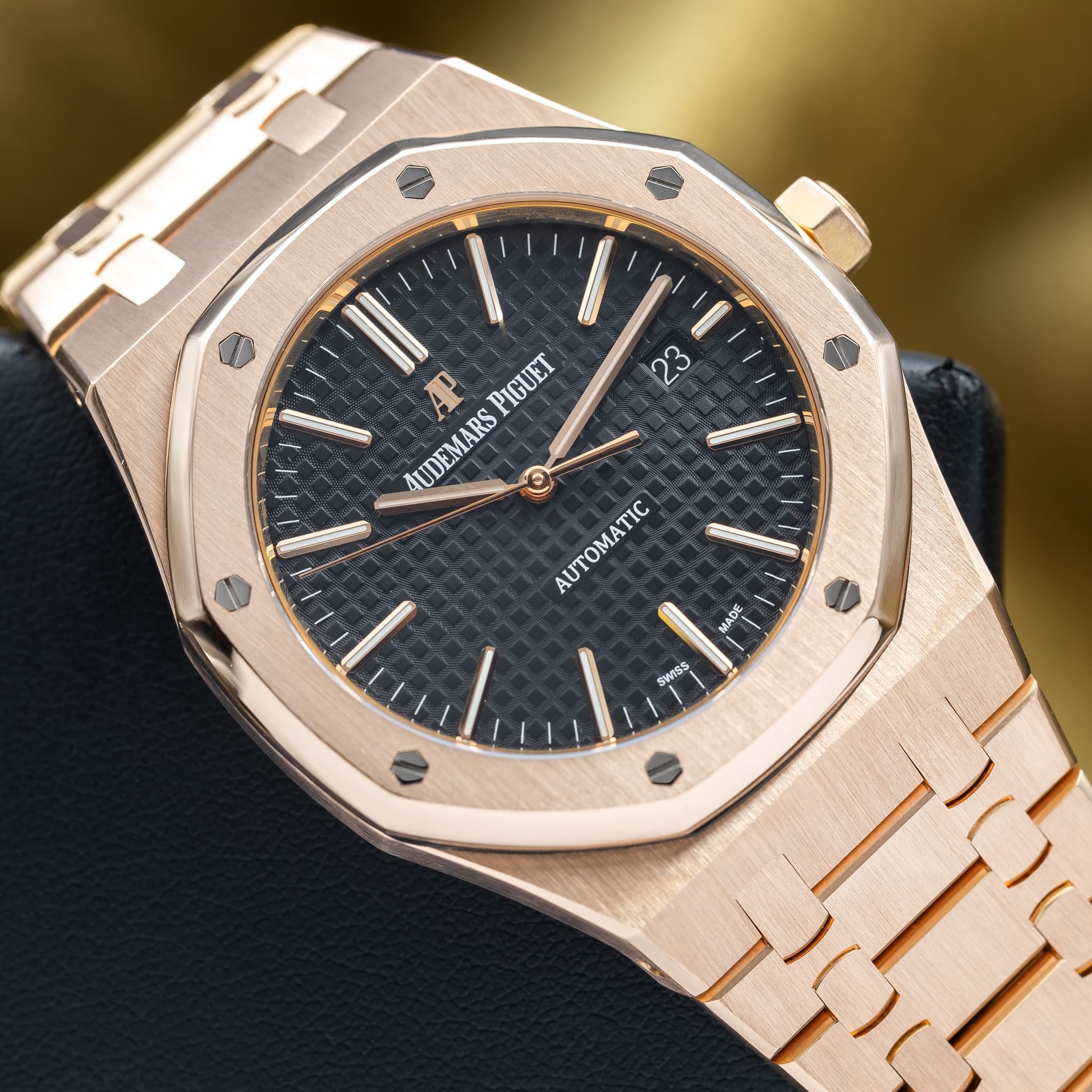 May be an image of wrist watch and text that says 'က PIGUET UDEMARS AUTOMATIC MADE Tee SWISS WIS 手 III'