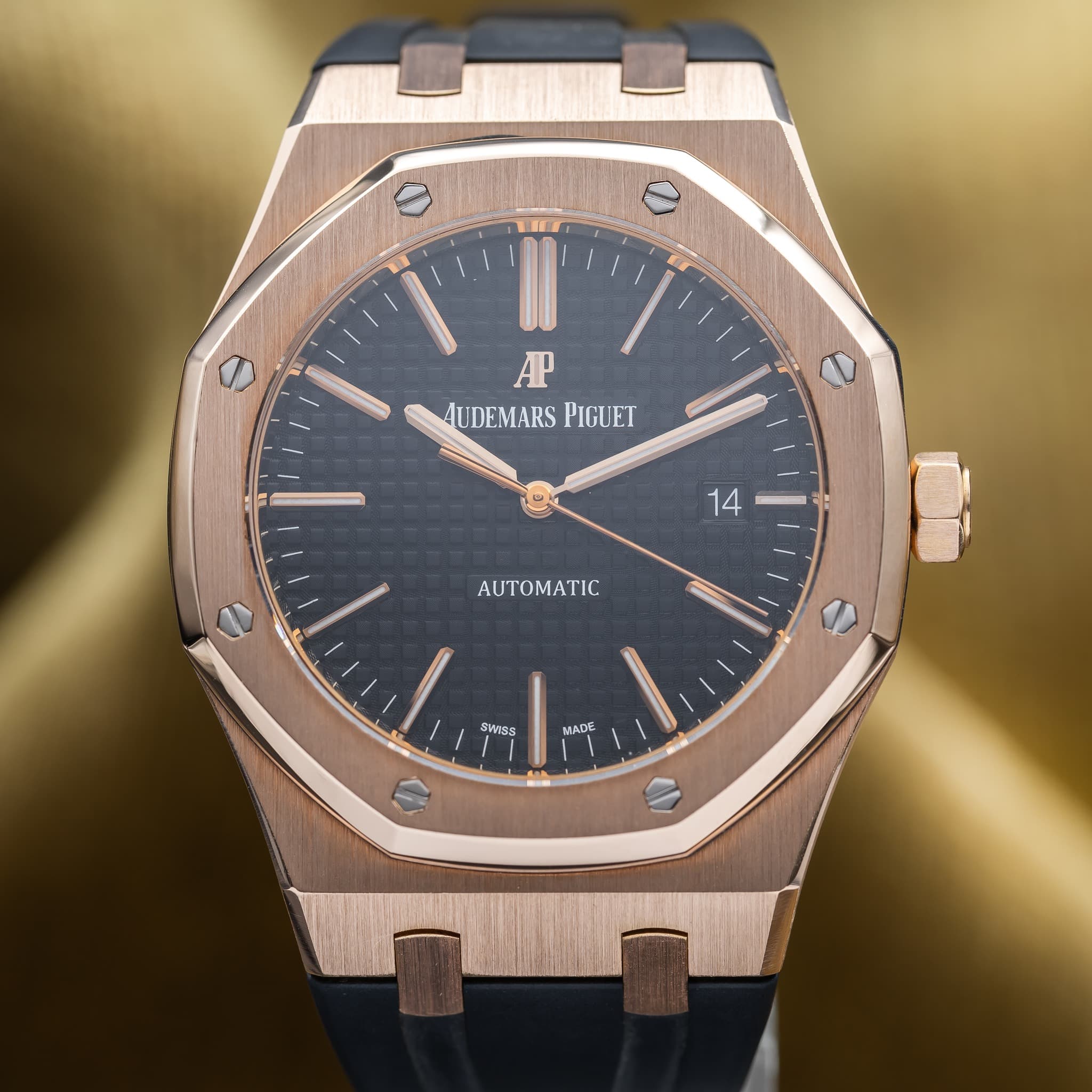 May be an image of wrist watch and text that says '10000 よ AP AUDEMARSPIGUET ALDEMARS PIGUET 14 ΑυΤΟΑΤΙ AUTOMAT SM9S MAAE D'