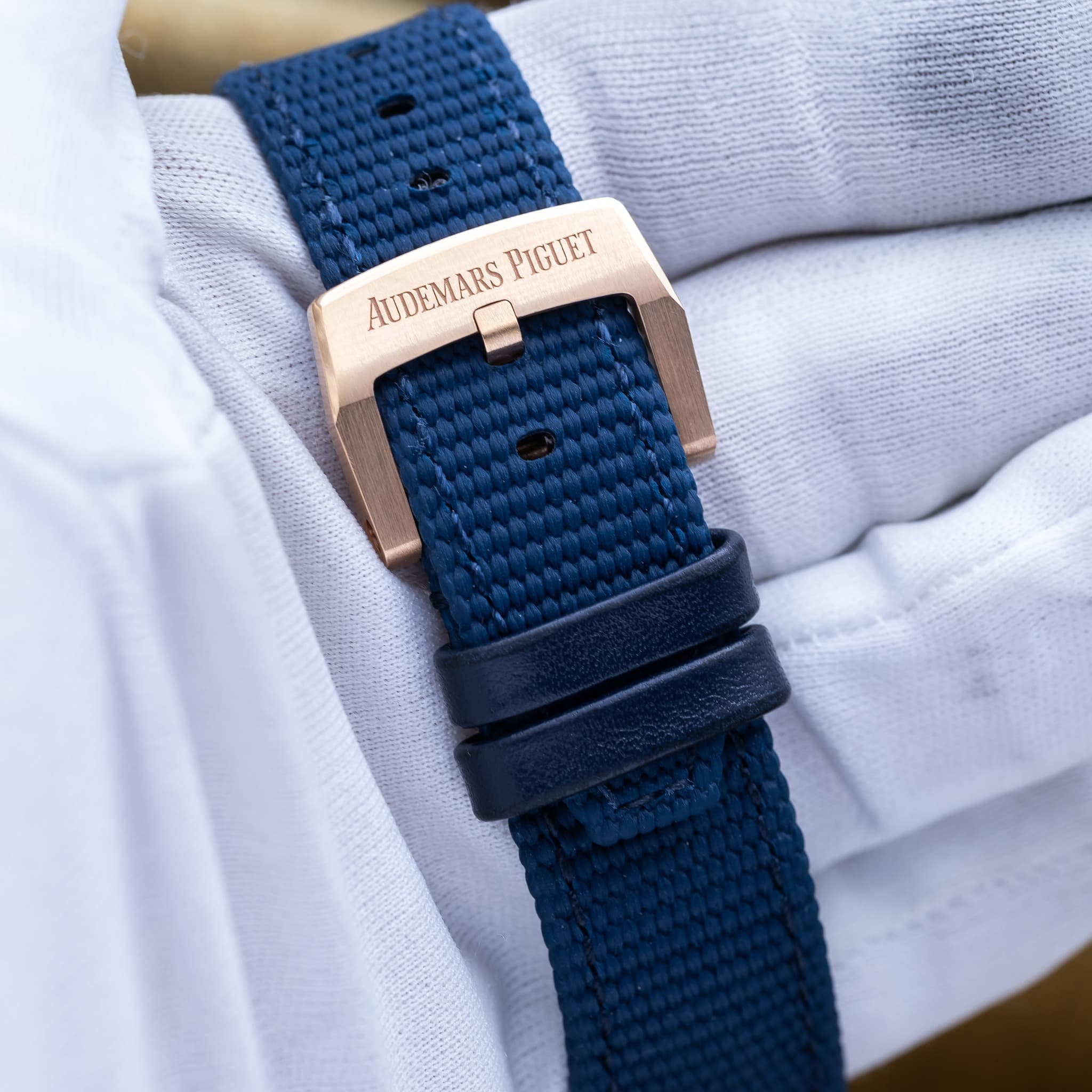 May be an image of wrist watch and text that says 'PIGUET AUDEMARS 吉公 2'