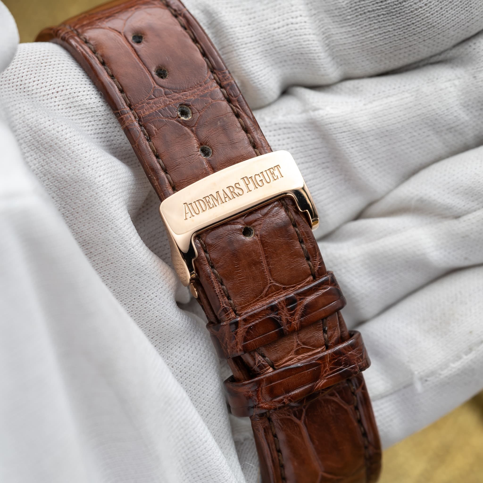 May be an image of wrist watch, leather and text that says 'AUDEMARSPIGUET Col AUDEMARSHIGUE AUDEMARS HIGUET EA'