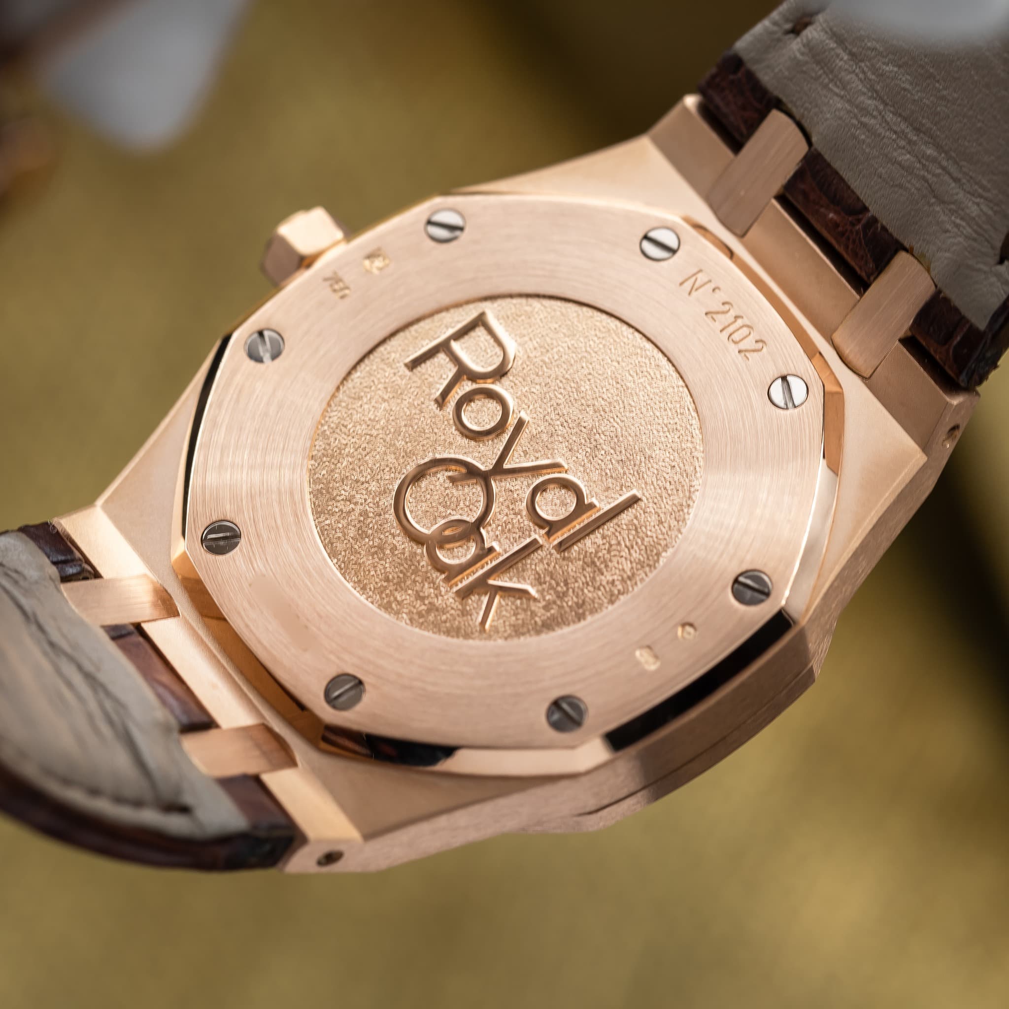 May be an image of wrist watch and text that says 'ወ ह Roval N'2102 ሚም! Tồ ው o'