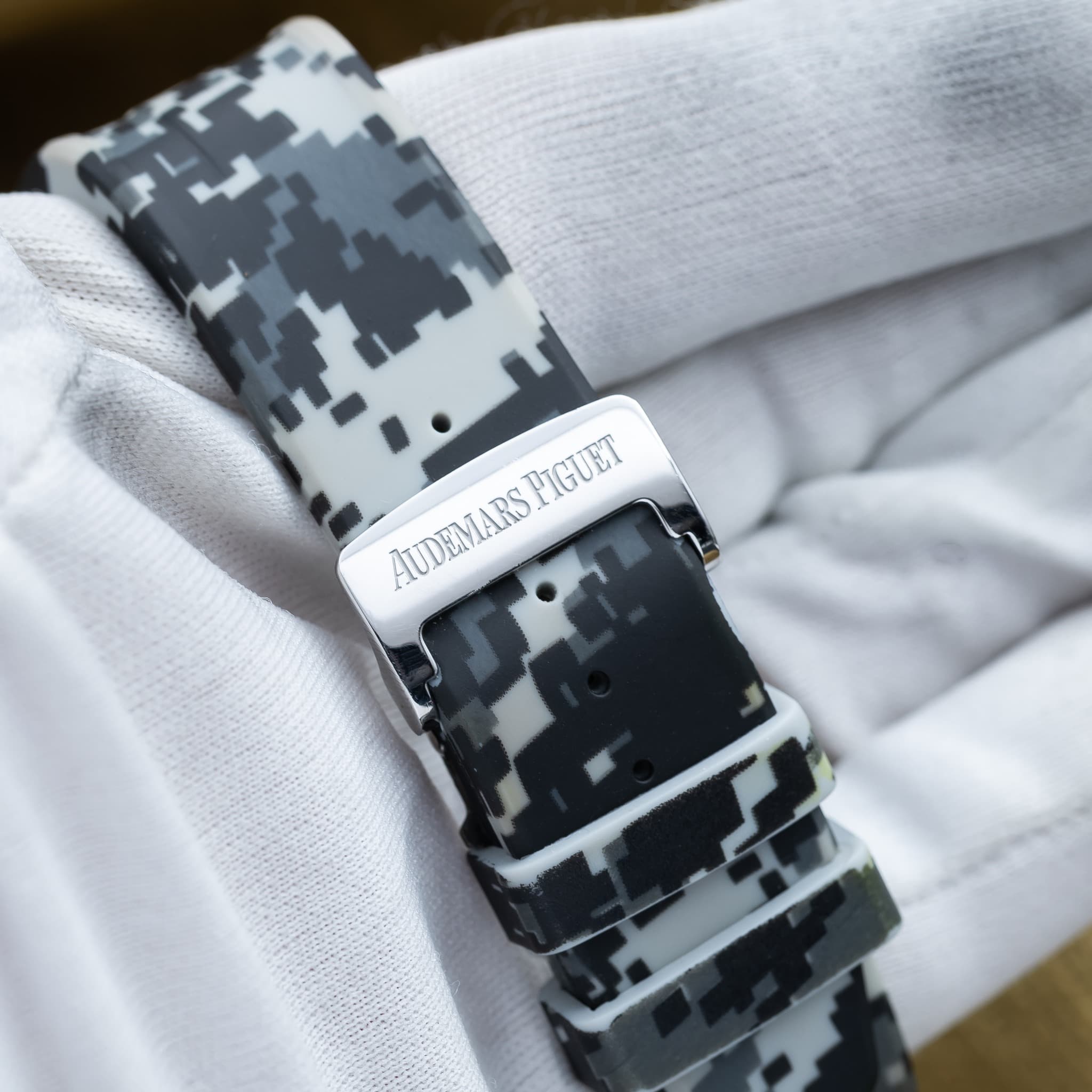 May be an image of digital watch and text that says 'PIGUET PIGUET AUDEMARSPIGUET い AUDEMARS ARS'