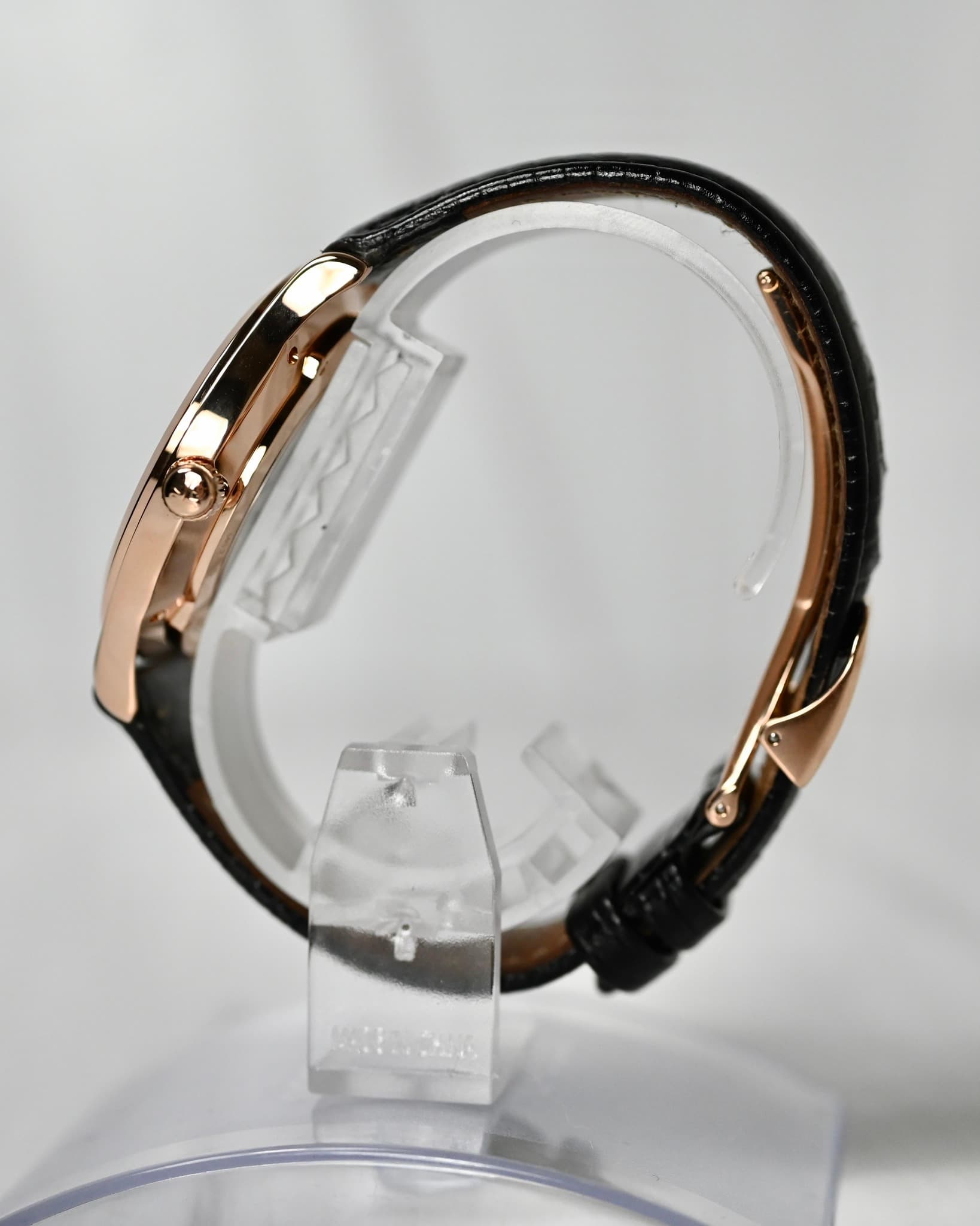 May be an image of jewelry, wrist watch and text that says 'さ)'