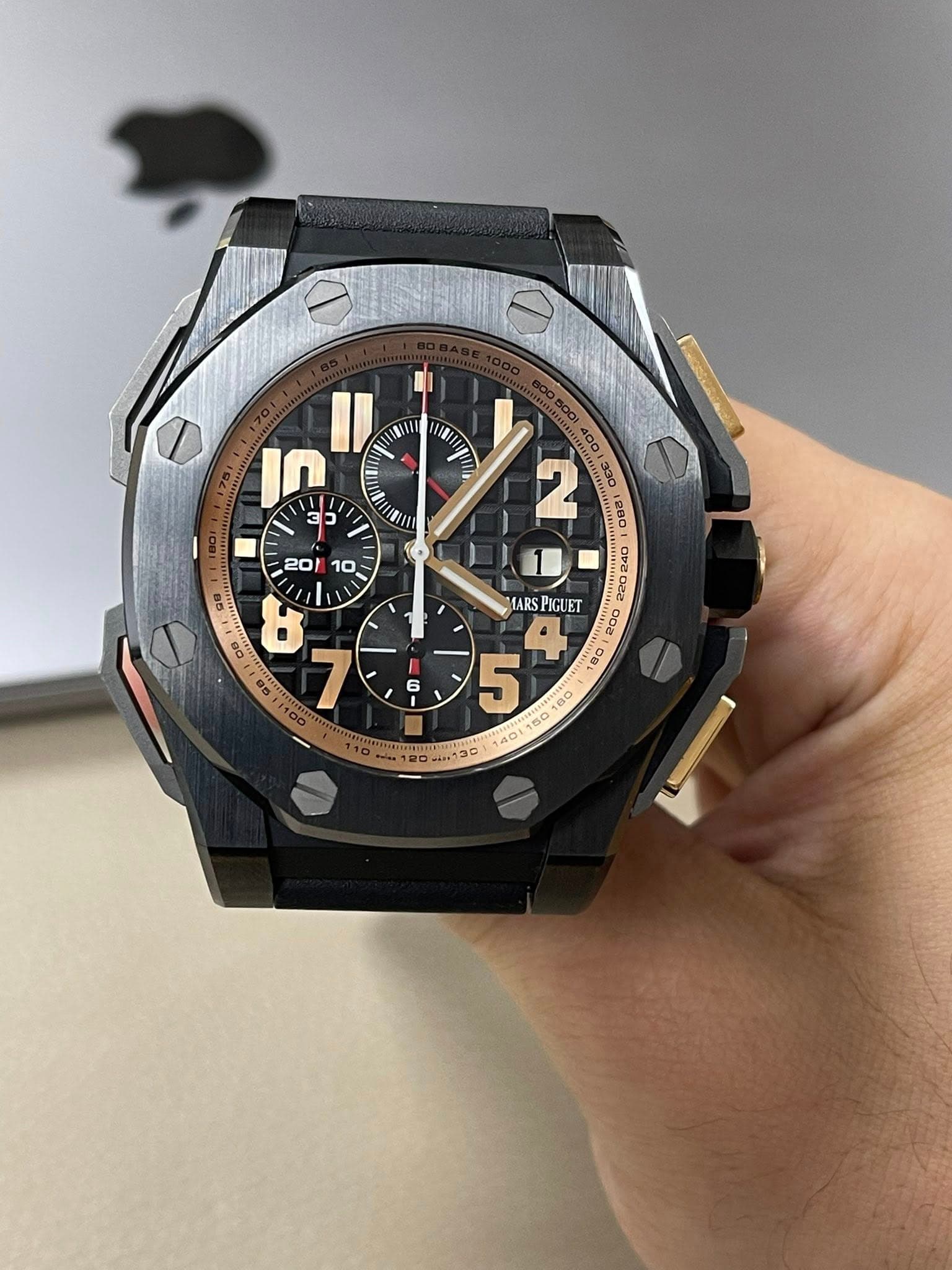 May be an image of wrist watch and text that says 'MN AIIIII M In 3E BIT 20 10 B N 20240 LARS PIGUET WUET '