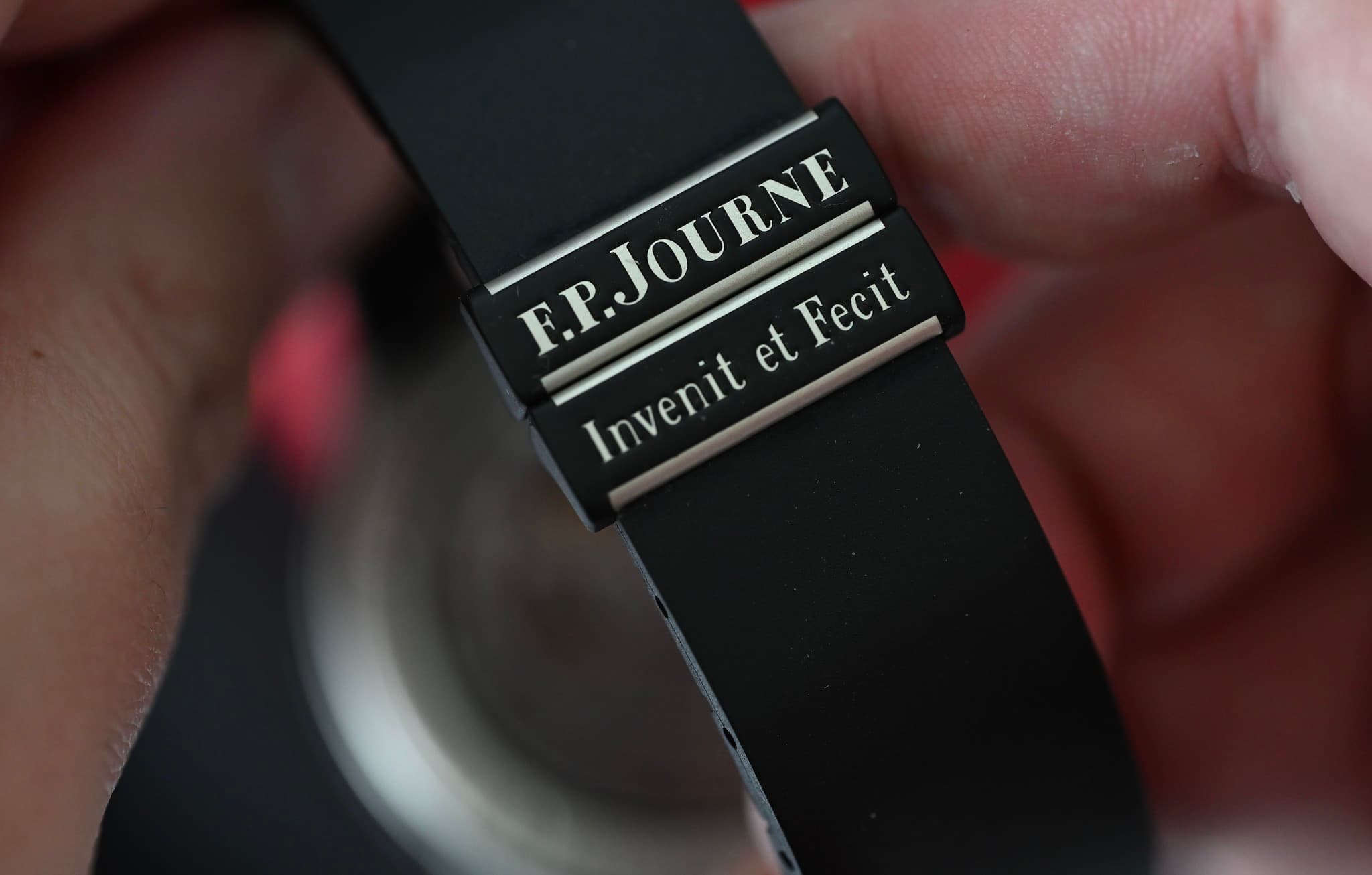 May be an image of digital watch and text that says "RT.JOLKNE F.P.JOURNE et Fecit Invenit Invenit"