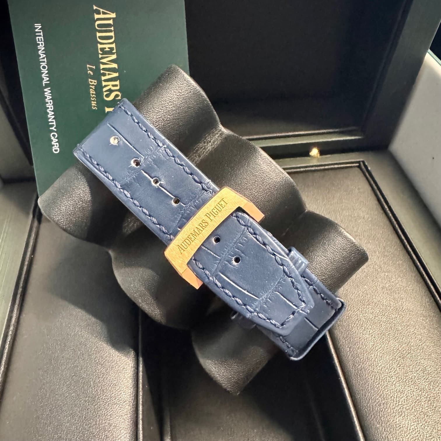 May be an image of saddle-stitched leather, wrist watch and text that says 'Le AUDEMARS Brassus 1 TERNATIONALWA INTERNATIONAL WARRANTY CARD PIGUET TUDEMARS'
