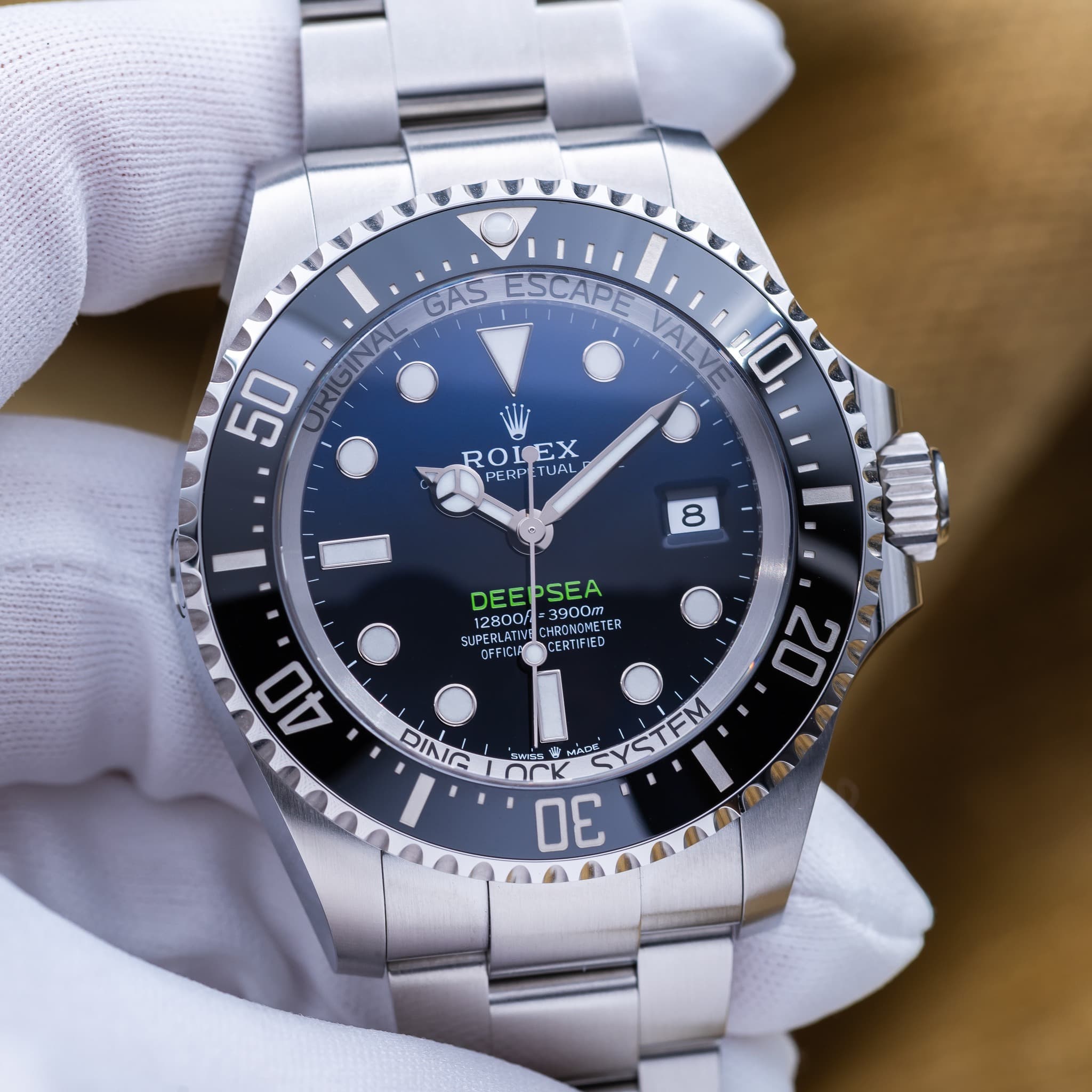 May be an image of wrist watch and text that says 'GAS ESCAPE 50 10 ROLEX PTUAL TUAL PERP 8 DEEPSEA PSEA DEE 3900円 3900 UDOKANETLR METLR 30OM HUPERLATN SUPE הקקרצ 120 SIN STNDC…