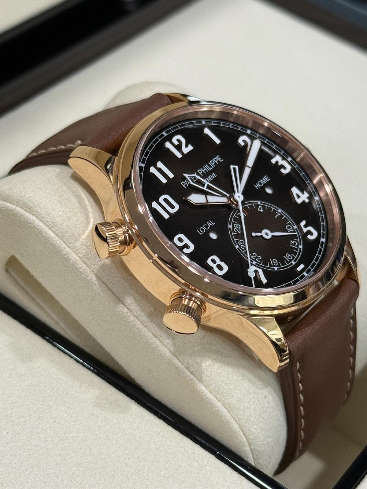 May be an image of wrist watch and text that says '12 11 PA PHILIPPE Ε IppE ១ ดวั ಗಾ NEVE HOME 10 み 7 LOCAL CAL 0I מי 9 فى LAARASA'