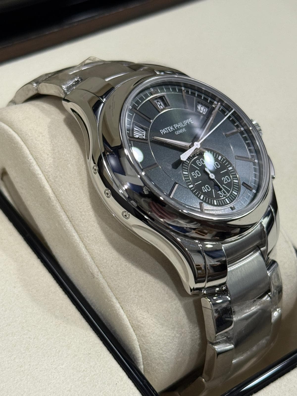 May be an image of wrist watch and text that says 'd KL H5D IPPE PATEK PHILIPPE PATEKPHILIPPE EVE GENETE SUM جعع I/ 40 3 mbudubn'
