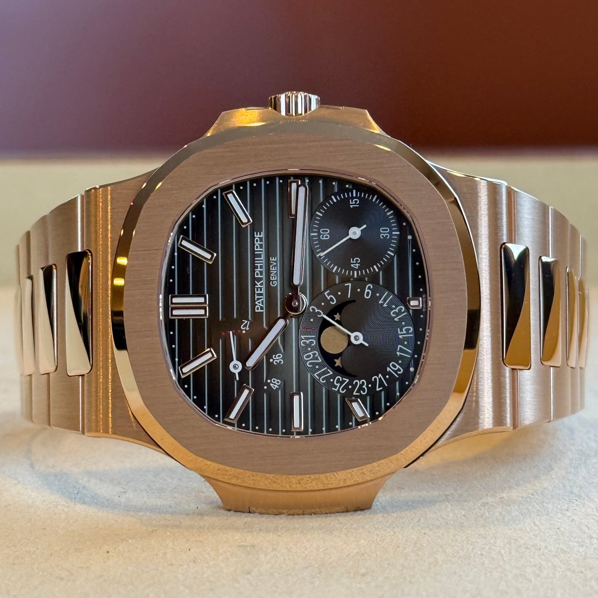 May be an image of wrist watch and text that says '1n 1 09 00 PHILIPPE GENEVE PATEK צלי II 15 ส .1.6 አ1.28 .S7-23218 17:15 O'
