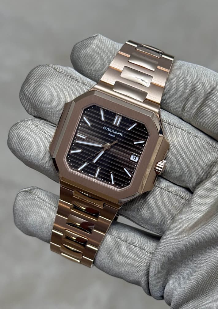 May be an image of wrist watch and text that says 'PATEK PH PHI GENEVE PHILIPPE JPPE PHIL 0 1 MINC. 1 I'