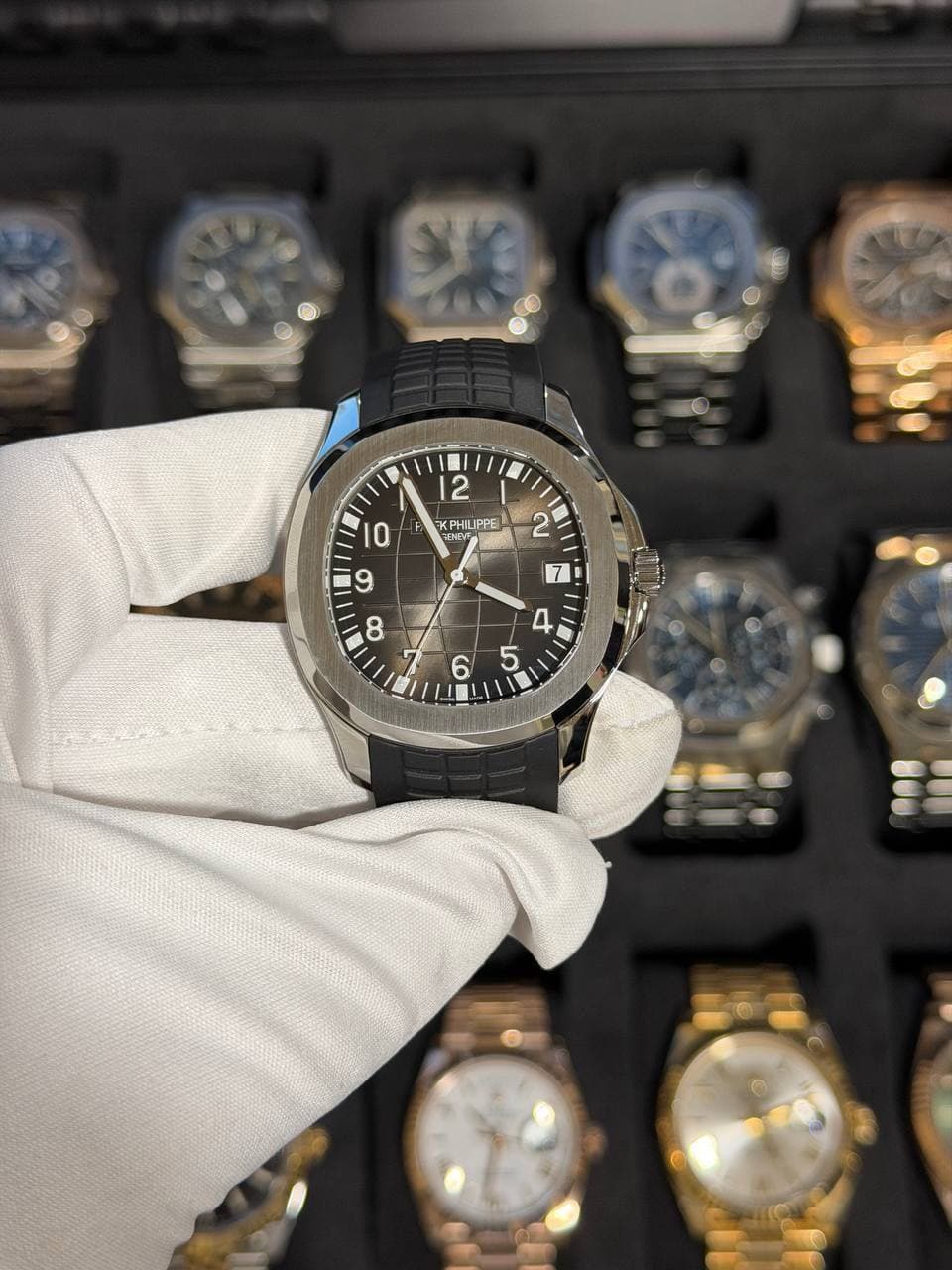 May be an image of wrist watch and text that says 'I 12 KPHI PHILIPPE T 4 5 6'