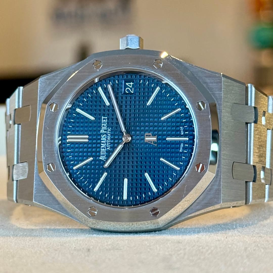 May be an image of wrist watch and text that says '2 ۷ 4 ် AUDEMARSPIGUE AU AUDE AUDEMARS AUTOMALE PIGUET MARS ዘለ 2 M SSuve'
