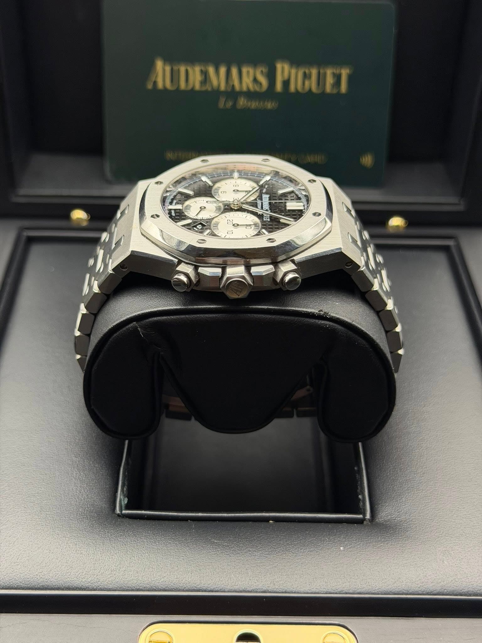May be an image of wrist watch and text that says 'IUDEMARS AUDEMARSPIGUET It MARS ARSPIGU PIGUET A 6'