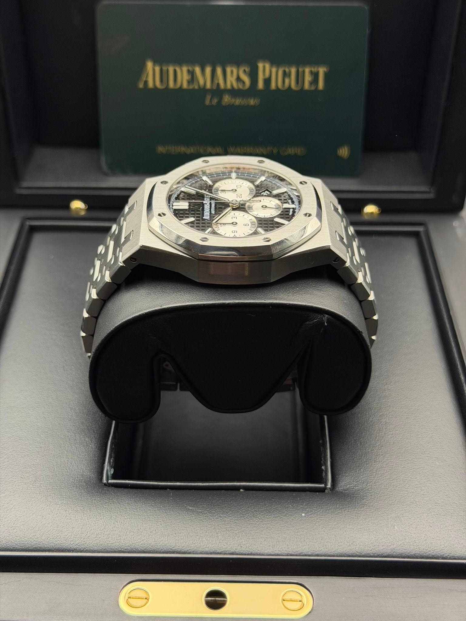 May be an image of wrist watch and text that says 'AUDEMARSPIGUET Al IUDEMA DP MARS PIGUET 6 0'