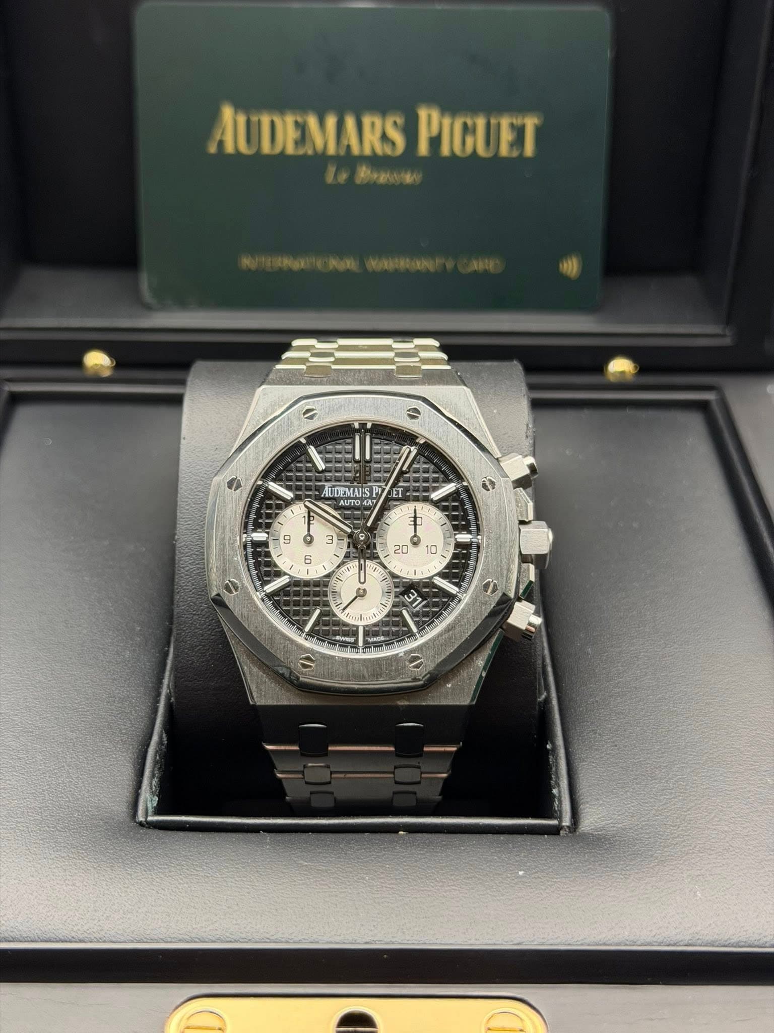 May be an image of wrist watch and text that says 'AUDEMARSPIGUET AU IUDEMARS DEM PIGUET W TIEMAIS ATO TO 如 E0 37'