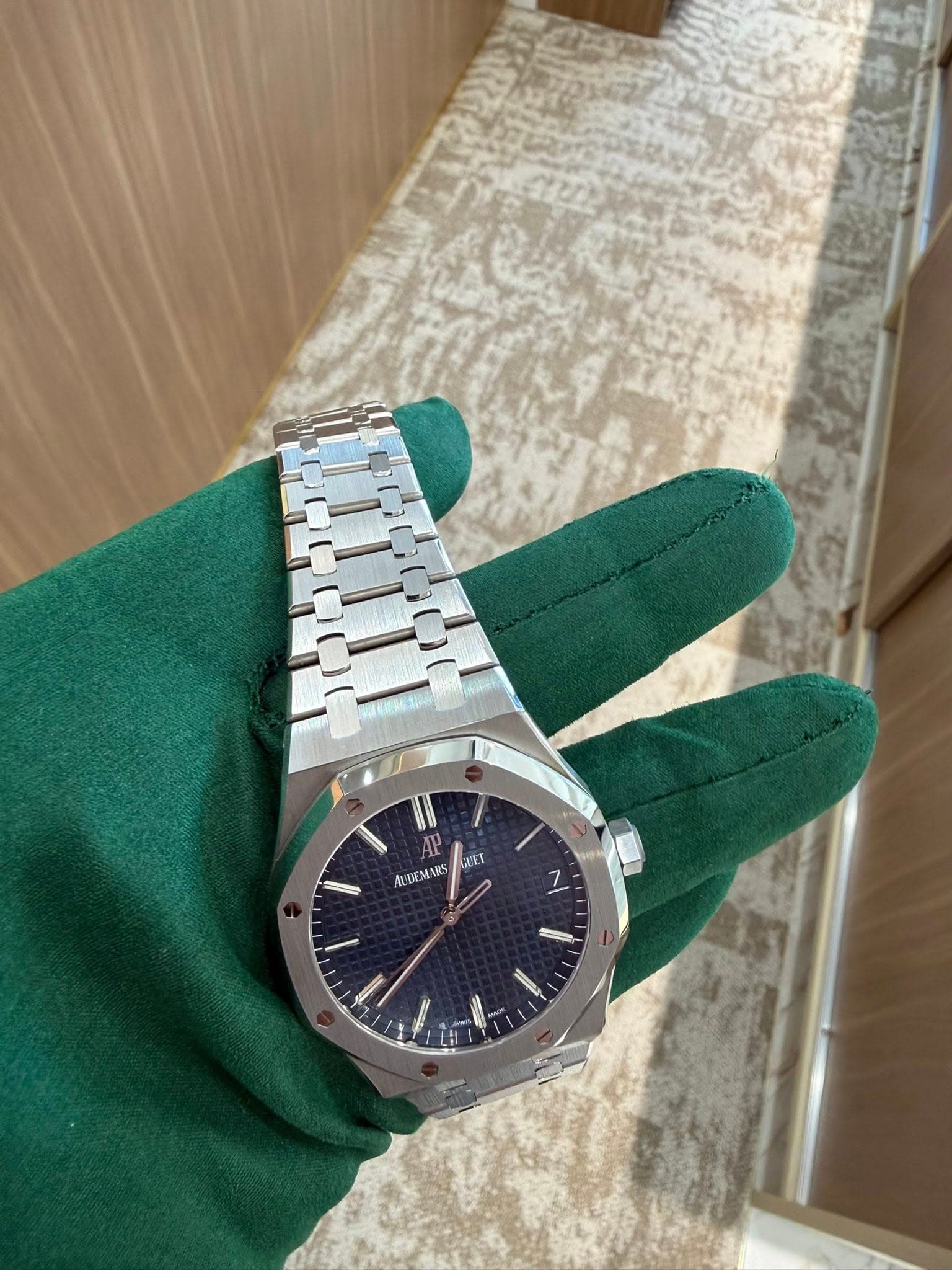 May be an image of wrist watch and text that says 'P ALITEMARS tư MARS GEI KET 1 -'