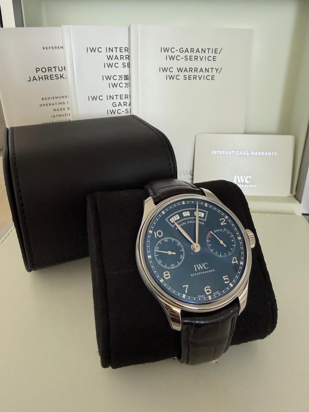 May be an image of wrist watch and text that says 'REFEREN IWC INTER WARR IWC SE PORTU JAHRESK, IWC万国 IWC万 WC-GARANTIE/ IWC-SERVICE IWC WARRANTY/ IWC SERVICE BEDIENUNG! OPERATING!…