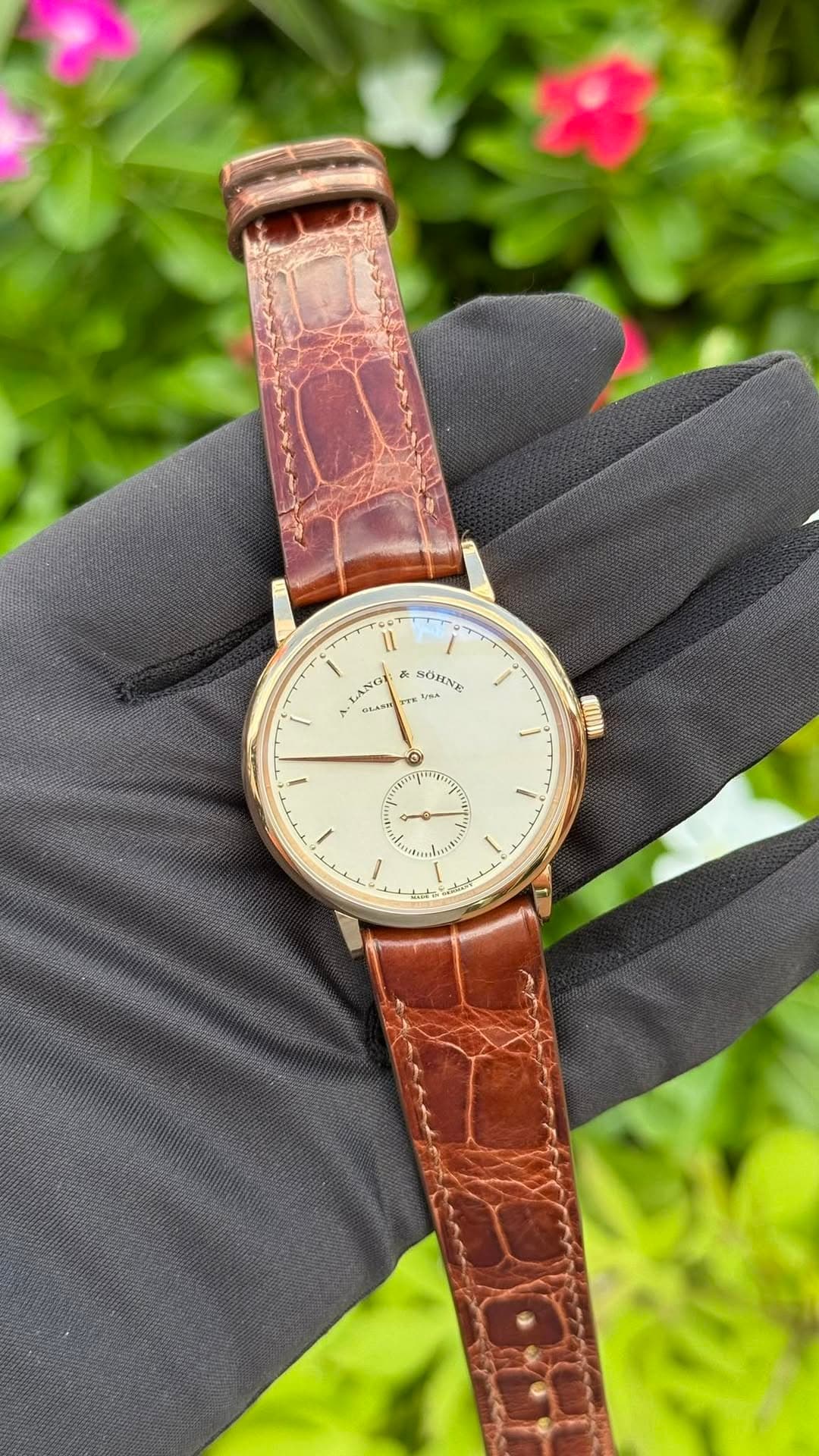 May be an image of leather, wrist watch and text that says 'II ROHNE .عد UBA MP ΧρΝΟ ٨۰ mm הזייר ምባ ي l'