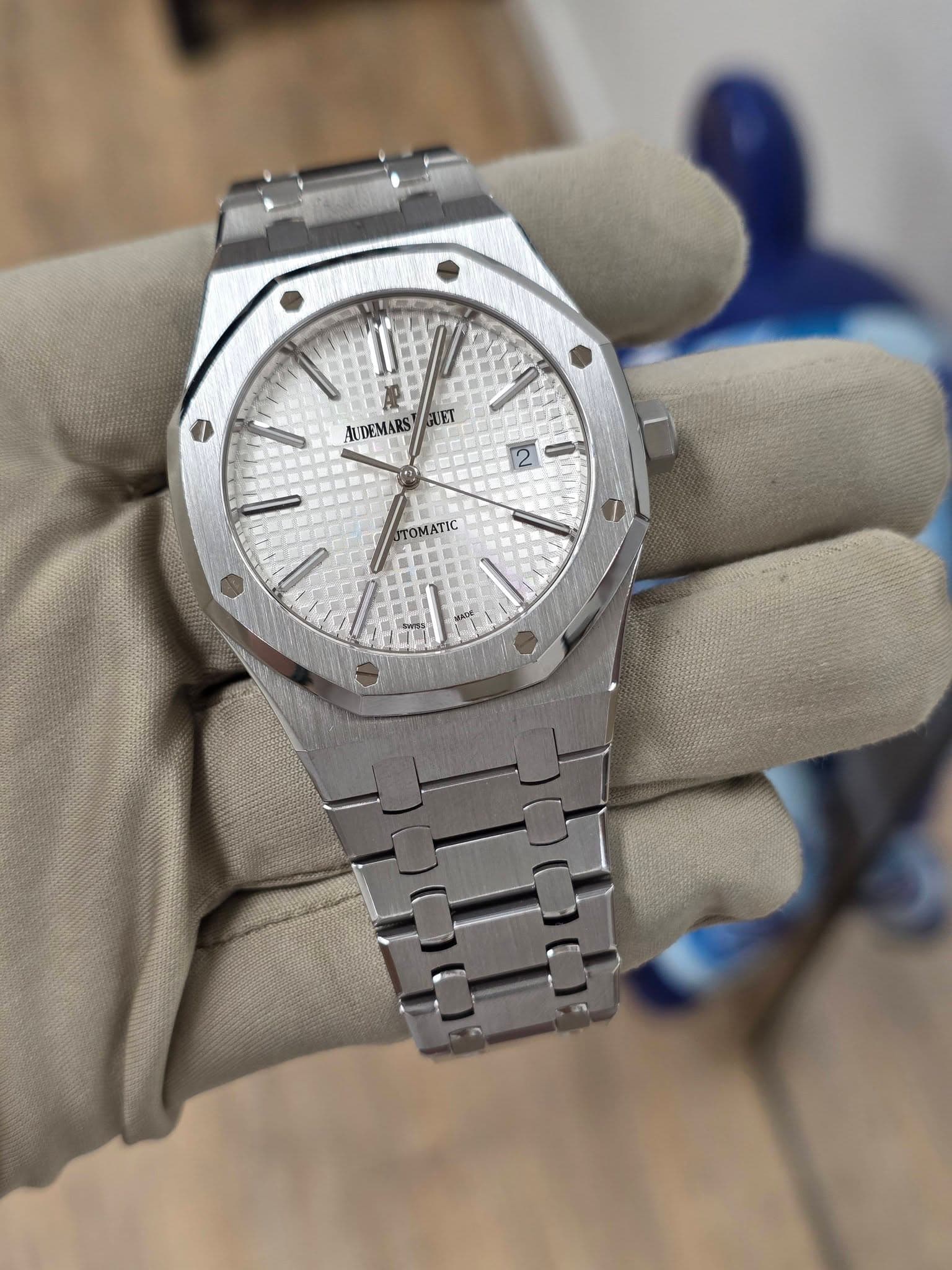 May be an image of wrist watch and text that says 'ir 5 AUET MUDEMARS 2 I ΨοΜΛΤΙΣ'