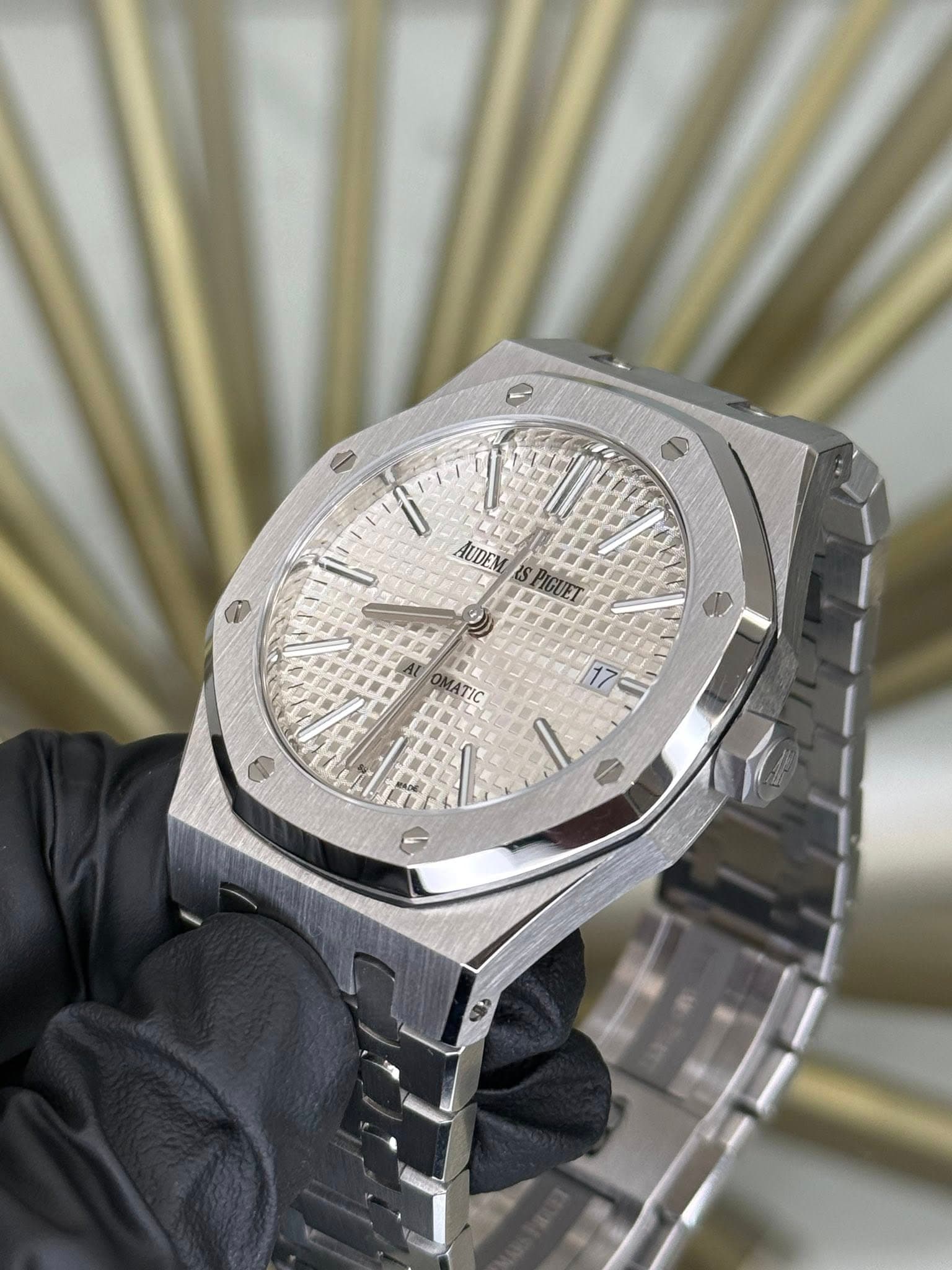 May be an image of wrist watch and text that says 'l' AUDEM PIGUET MATIC 17 I لمه'