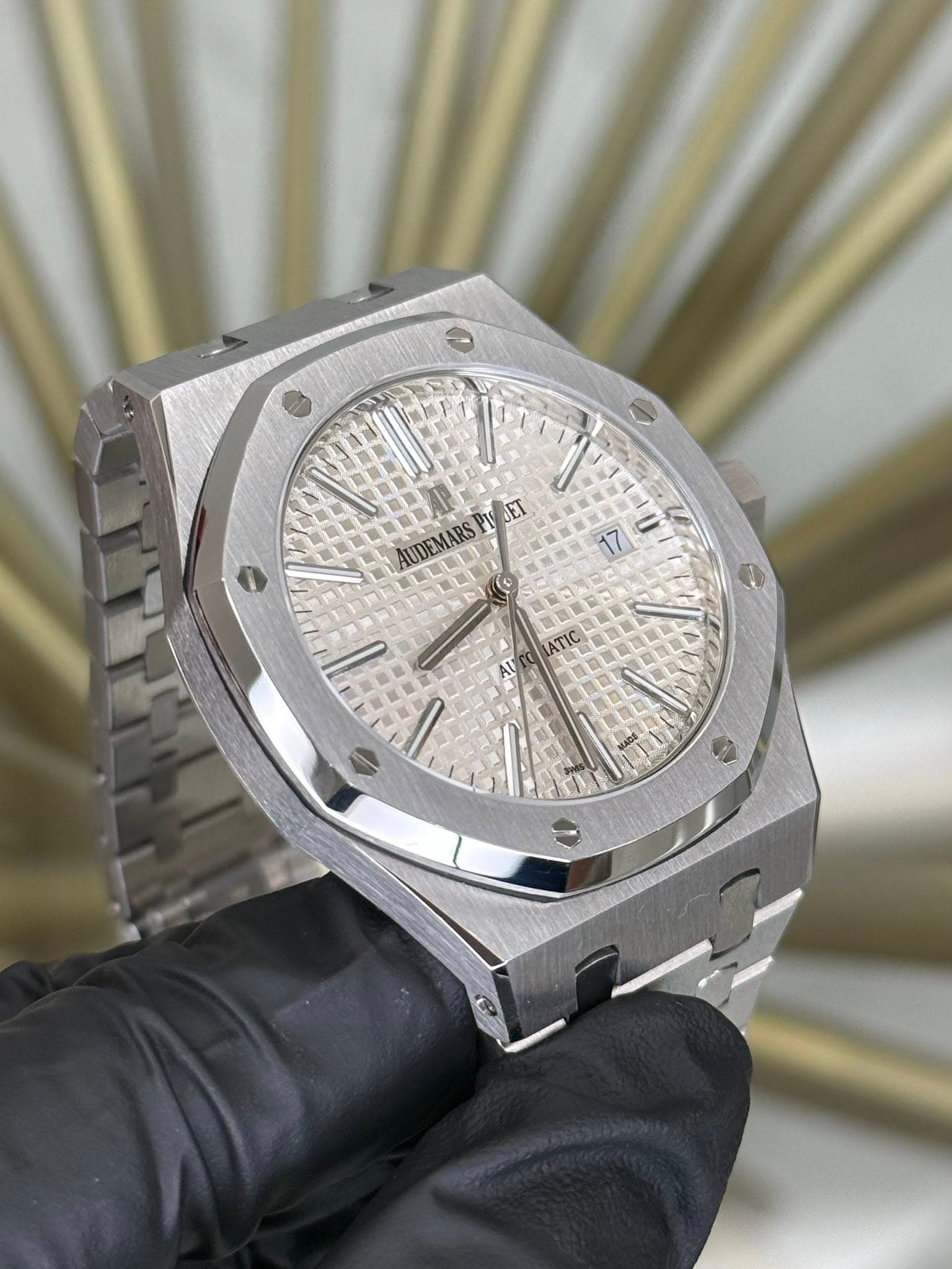 May be an image of wrist watch and text that says 'AUDEMARSPIBE JET AUDEMARS 17 ATIC'