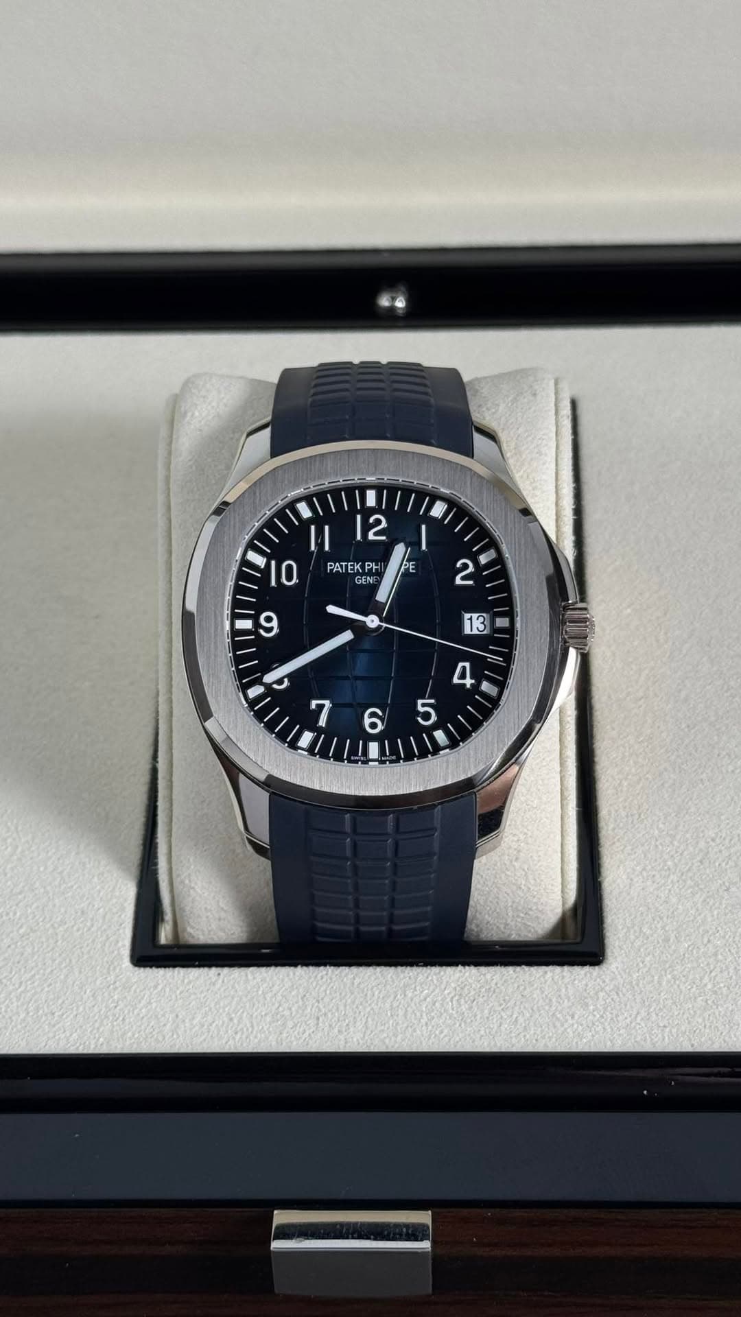 May be an image of wrist watch and text that says '12 II 10 PATEKP KPH ENE 7 I PE '
