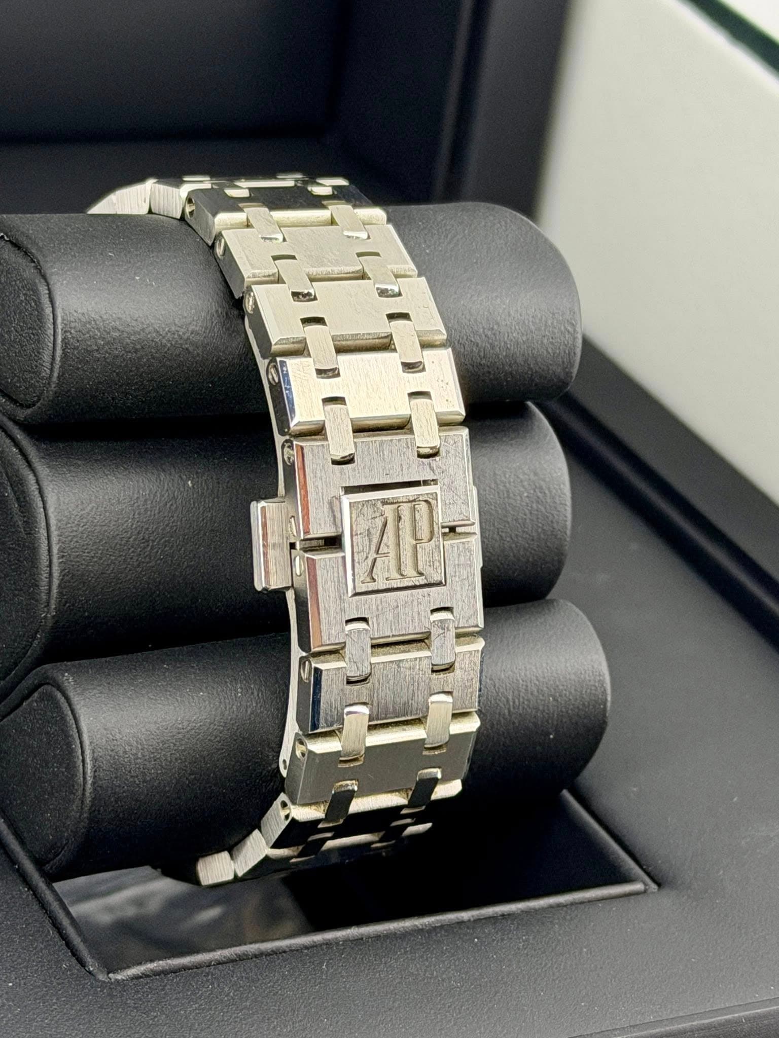 May be an image of wrist watch, jewelry and text that says 'T'
