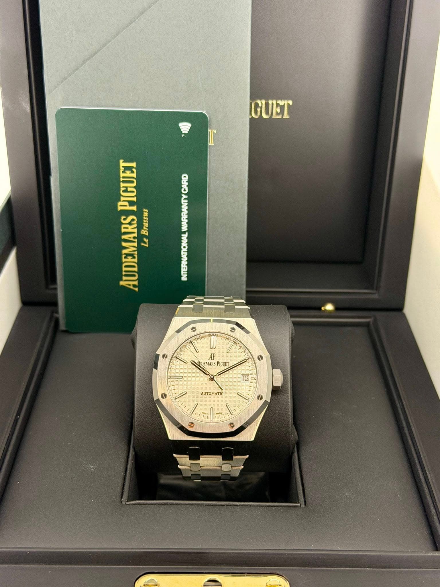 May be an image of wrist watch and text that says '物 GUET Ir CARD 월 WARRANTY INTERNATIONAL PIGUET AUDEMARS Le Brussus S AP MA28 MA2RP PALE PIET 11 25 M 12 5 ΑιΠΓΏΜΑΤΙ 0 0 9'