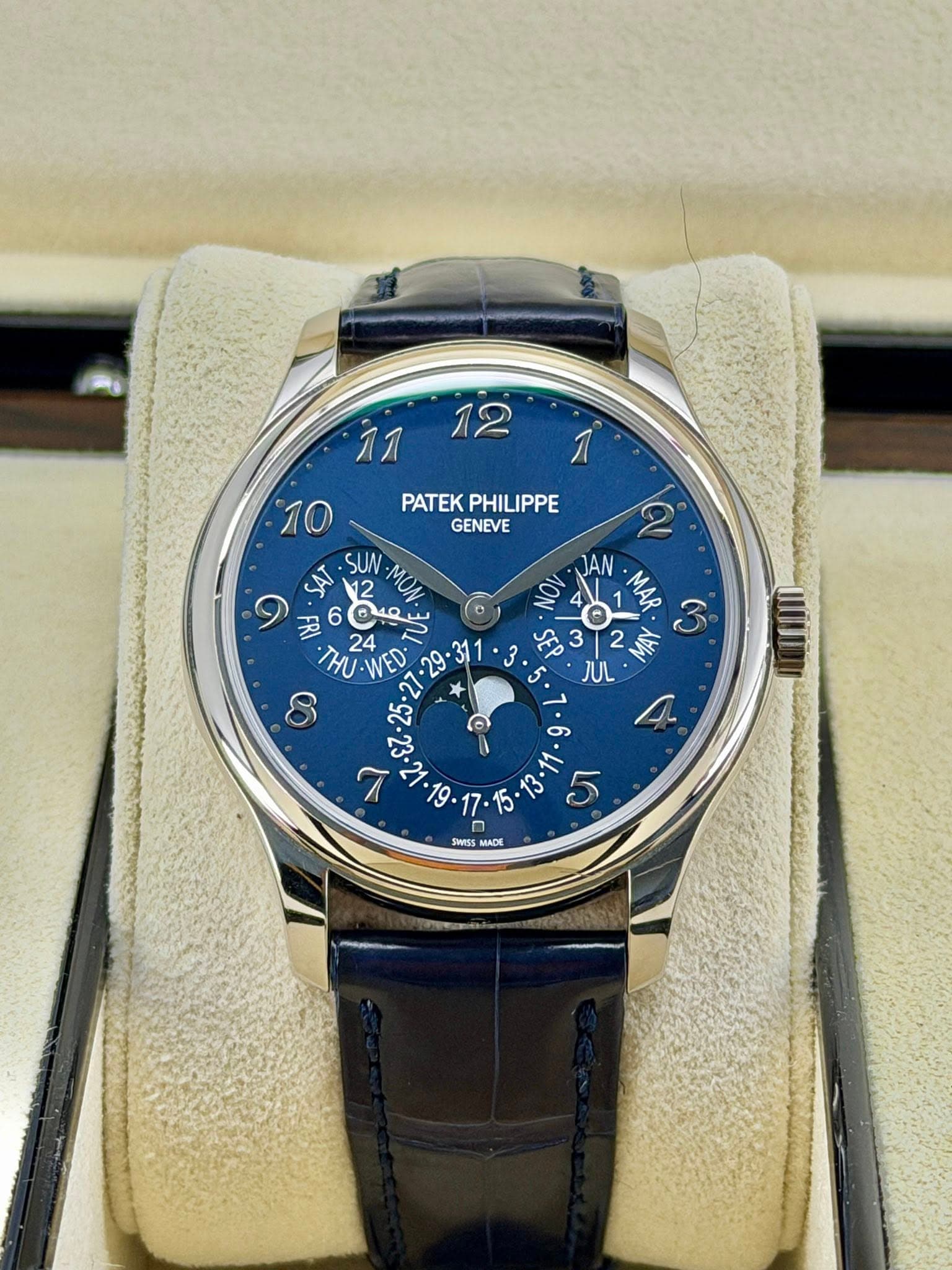 May be an image of wrist watch and text that says '12 11 PATEKPHILIPPE PATEK PHILIPPE GENEVE 10 SAT SUN 1 2 01 بي 3 HU-WED JUL 8 በለቅምማፍእ 9 25 జ 5 SWSS MADE'
