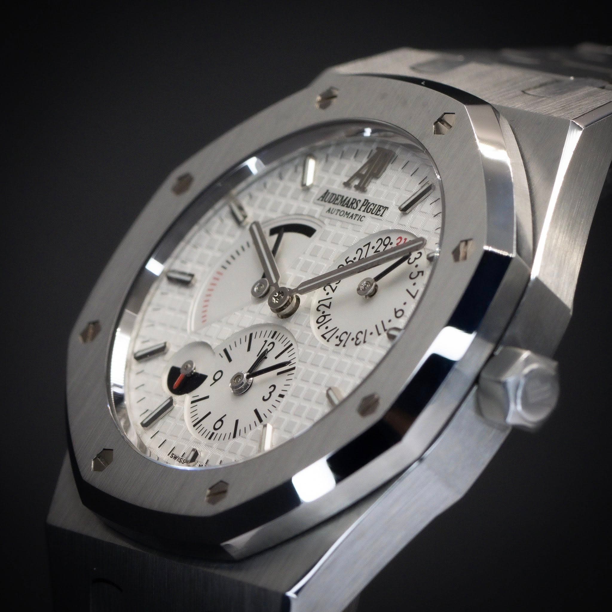 May be an image of wrist watch and text that says 'ΑυΤOΜATΙΣ AUDEMARSPIGUEY PIGLET 5.27-29 b و در I 1 T Μ6 6 ,, F'